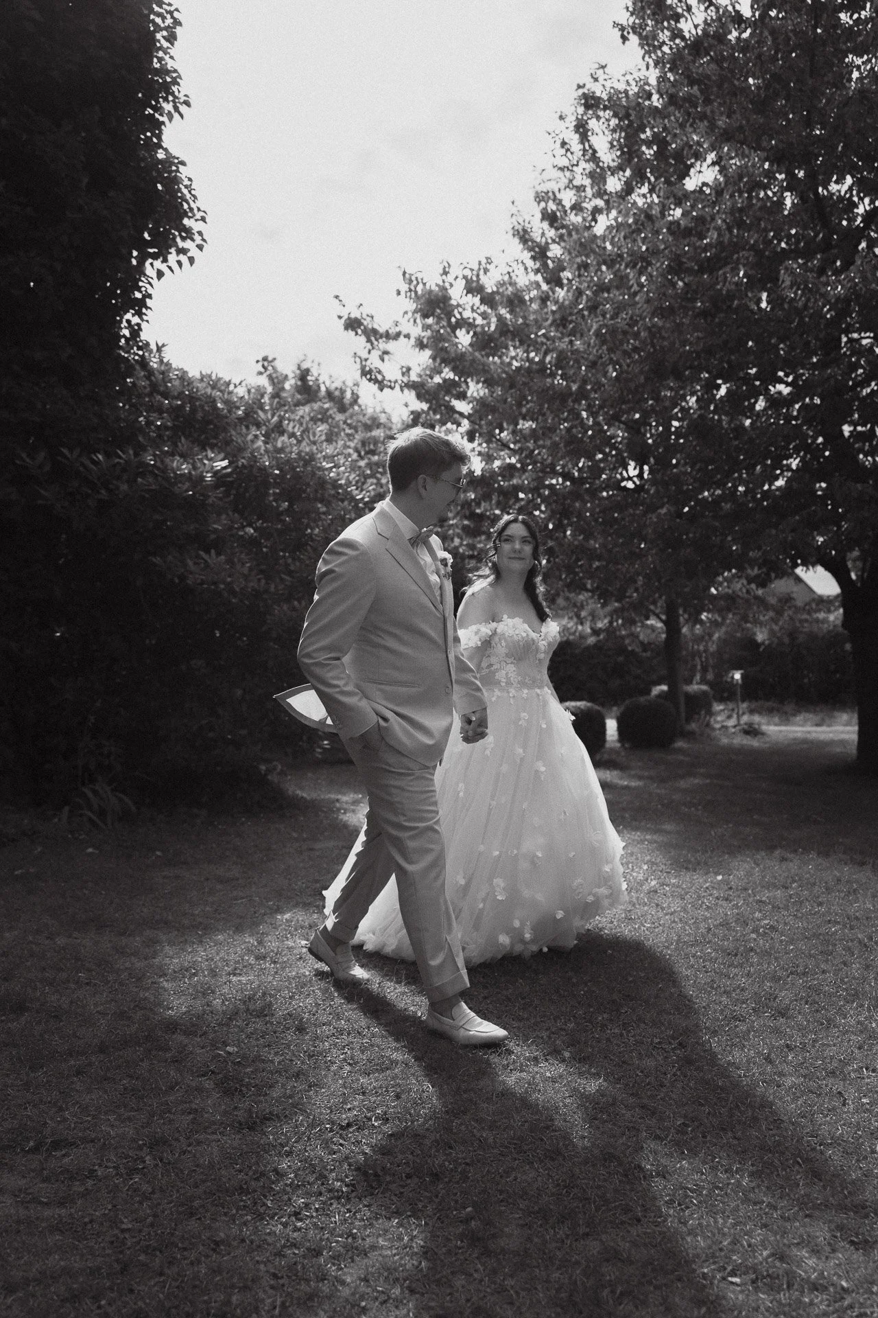 Braut und Bräutigam in Bewegung beim Brautpaarshooting auf dem Gelände der Waldorfer Höfe.