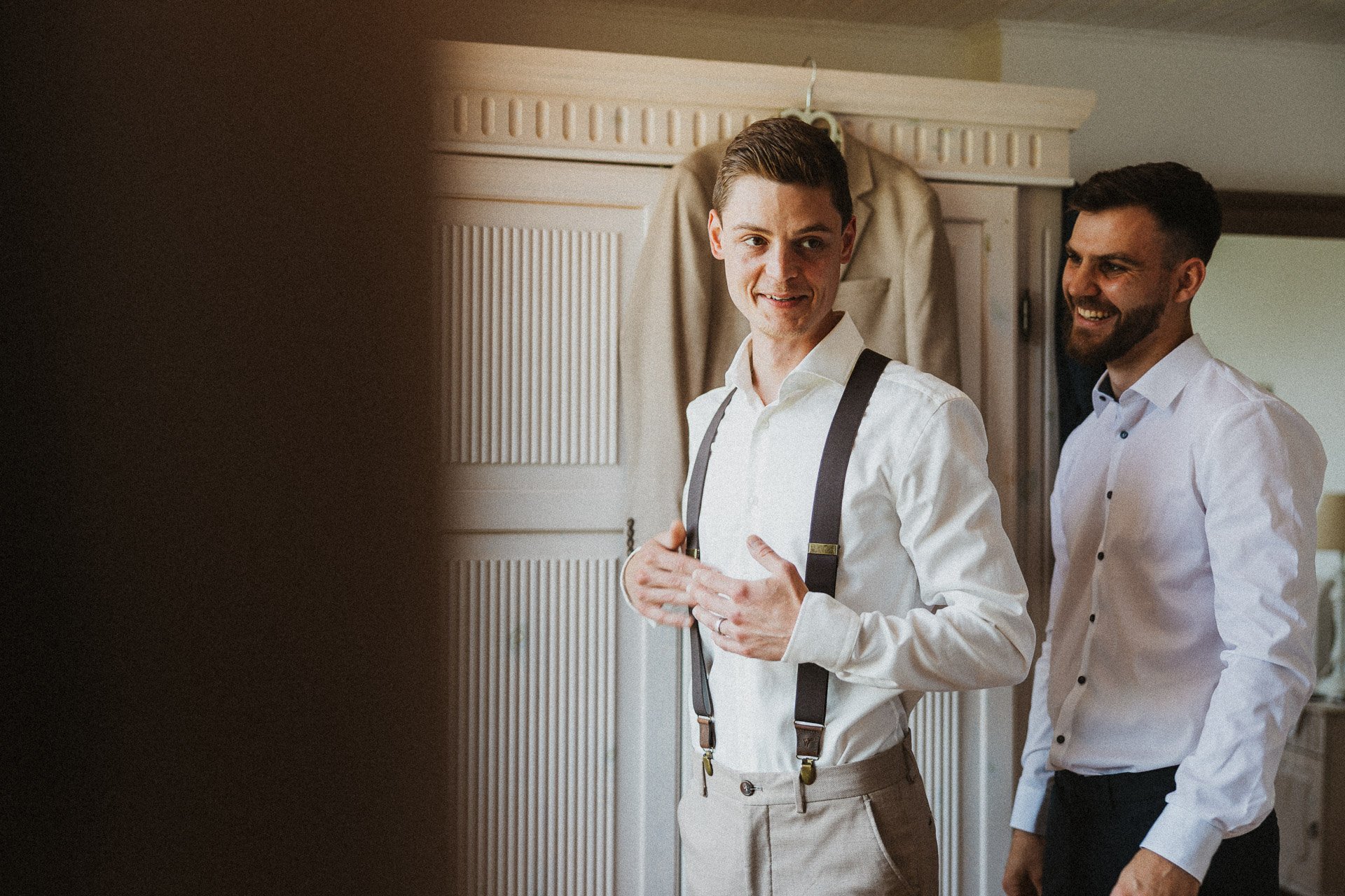 Bräutigam Getting Ready im Hofgut Rodenstein – exklusive Hochzeitsfotografie von DIETZIMAGE.