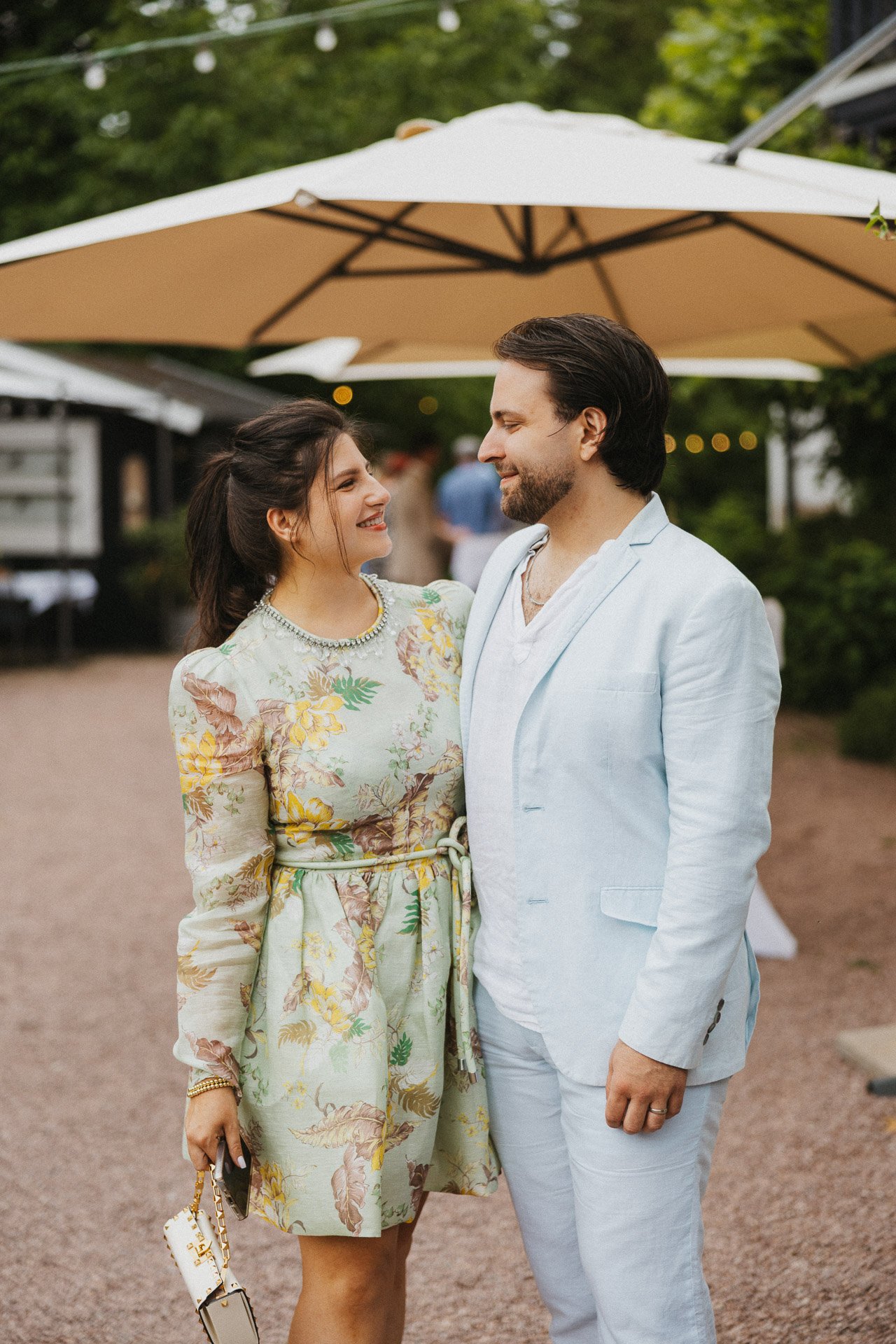 Hochzeitsgäste bei exklusiver Hochzeit Hofgut Rodenstein – fotografiert von DIETZIMAGE.