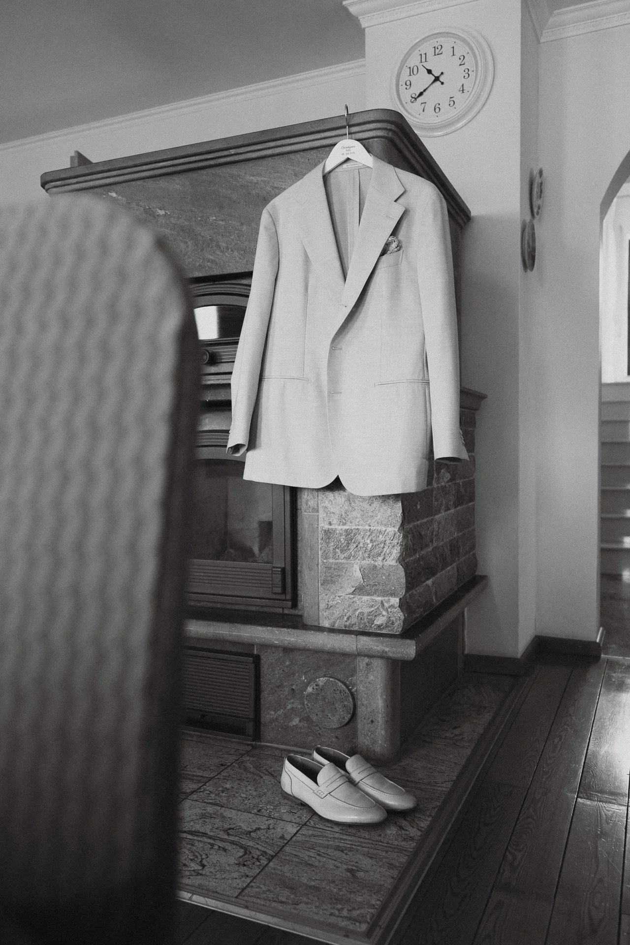 Hochzeitsanzug des Bräutigams hängt bereit beim Getting Ready.