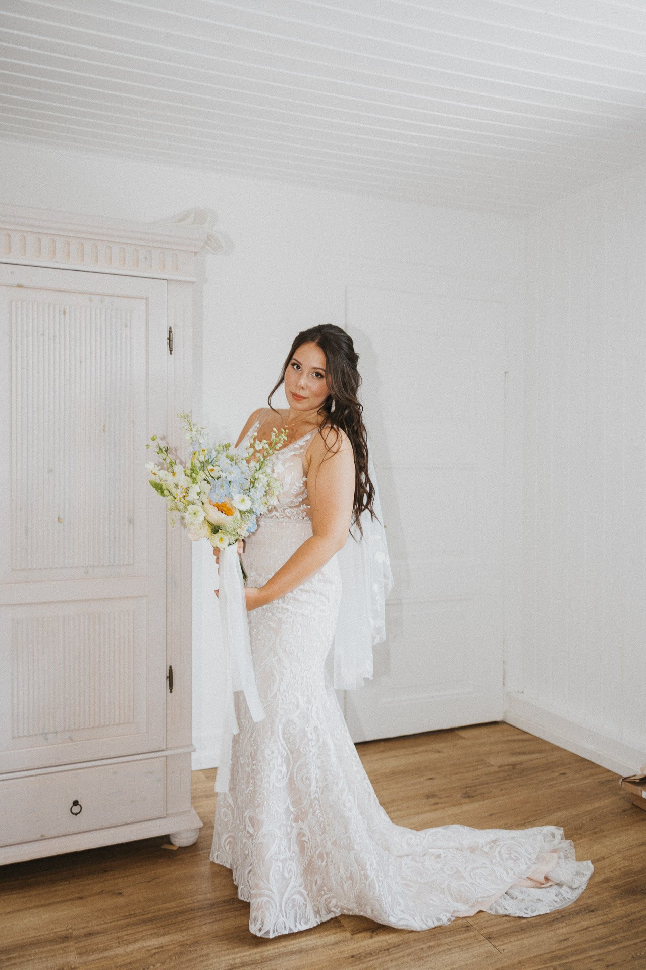 Brautportrait im Brautkleid beim Getting Ready – Hofgut Rodenstein Hochzeit fotografiert von DIETZIMAGE.