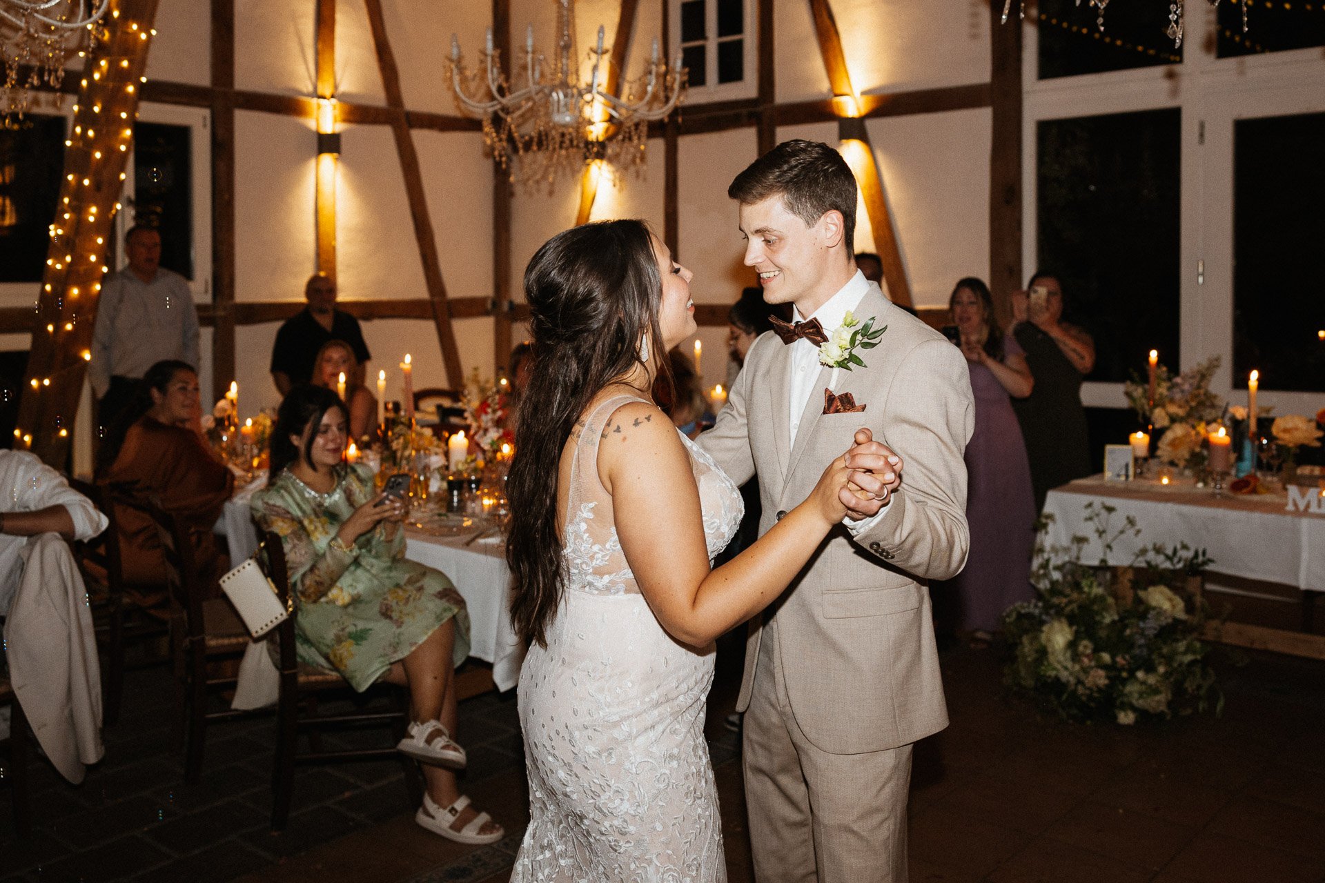 Brautpaar beim Hochzeitstanz Hofgut Rodenstein – emotionale Hochzeitsreportage DIETZIMAGE.