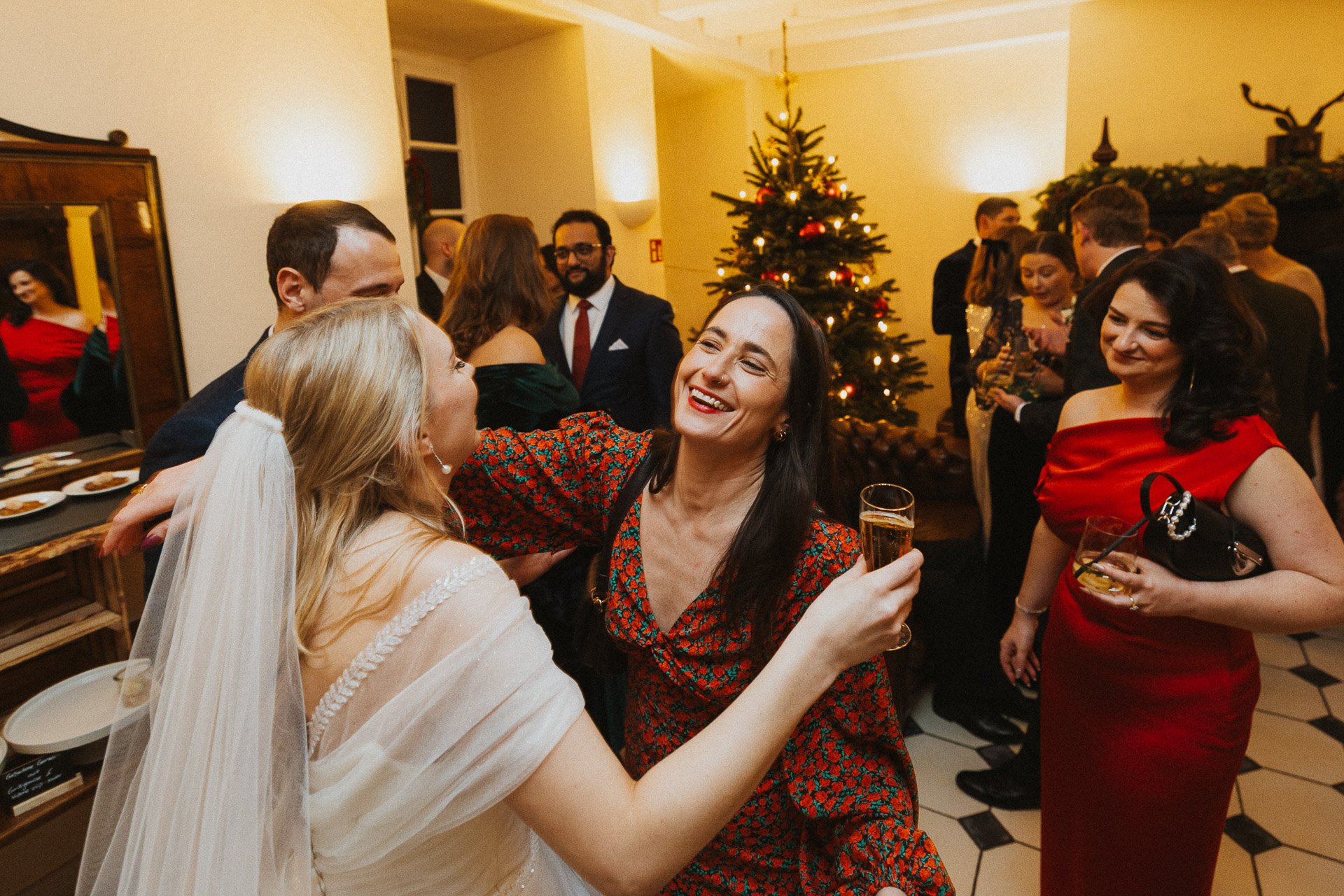 Ausgelassene Stimmung während des Empfangs nach der Trauung im Klostergut Besselich.
