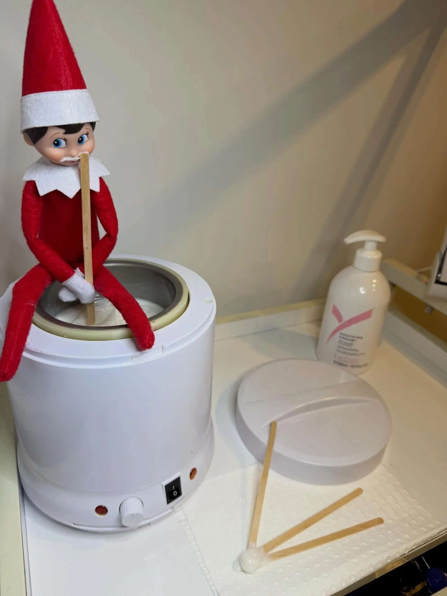Elf Dewy Neo has taken waxing into his own hands&hellip; literally.
He&rsquo;s warming things up for a seriously smooth Christmas 🎄

December appointments are limited! Book now or join the waitlist.