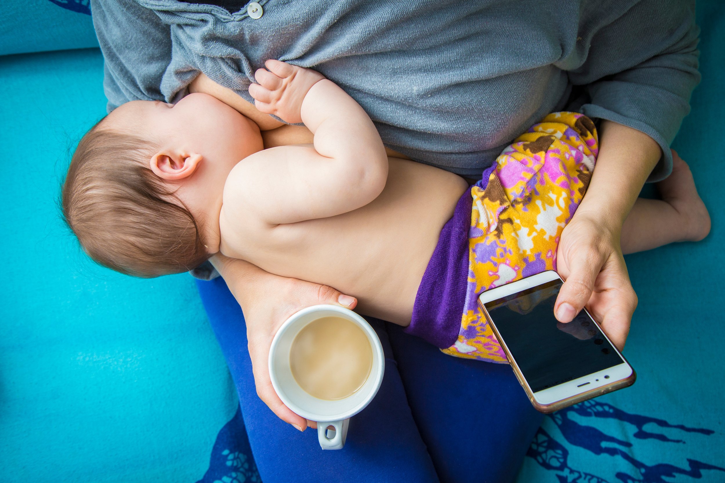 How to feed without a breastfeeding pillow