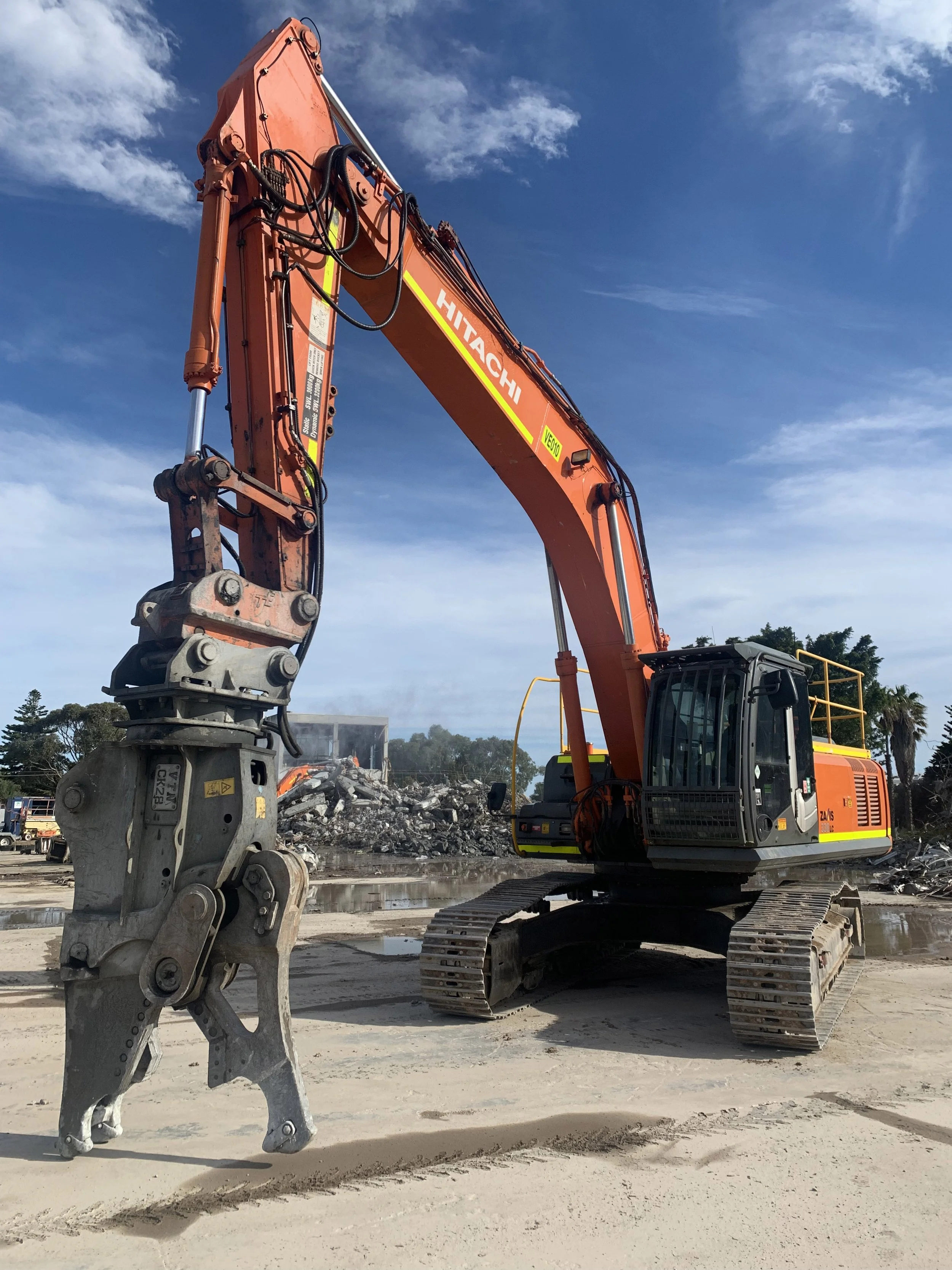 30 tonne excavator with hydraulic scrap shear attachment demolition Perth