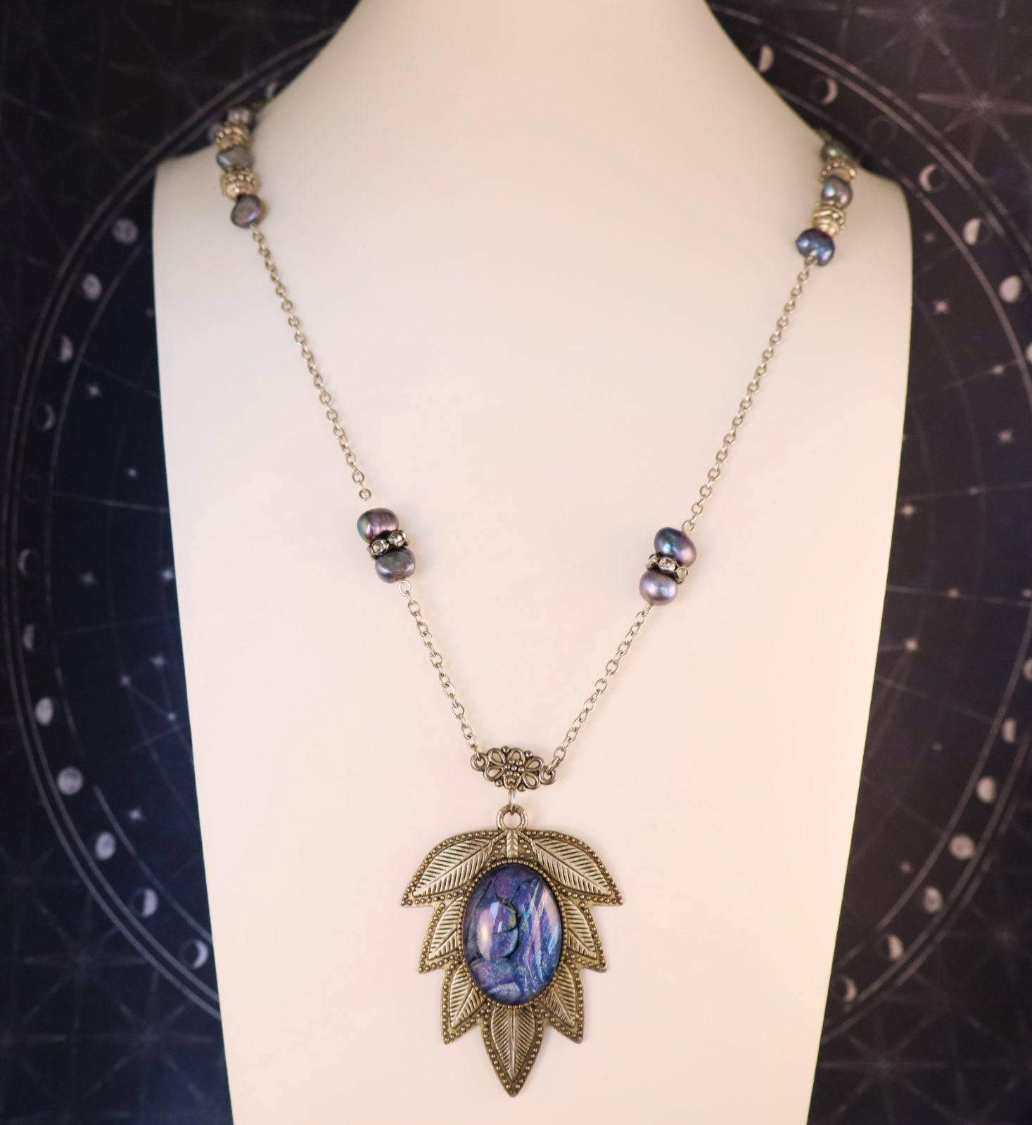 Artistic freshwater pearl necklace