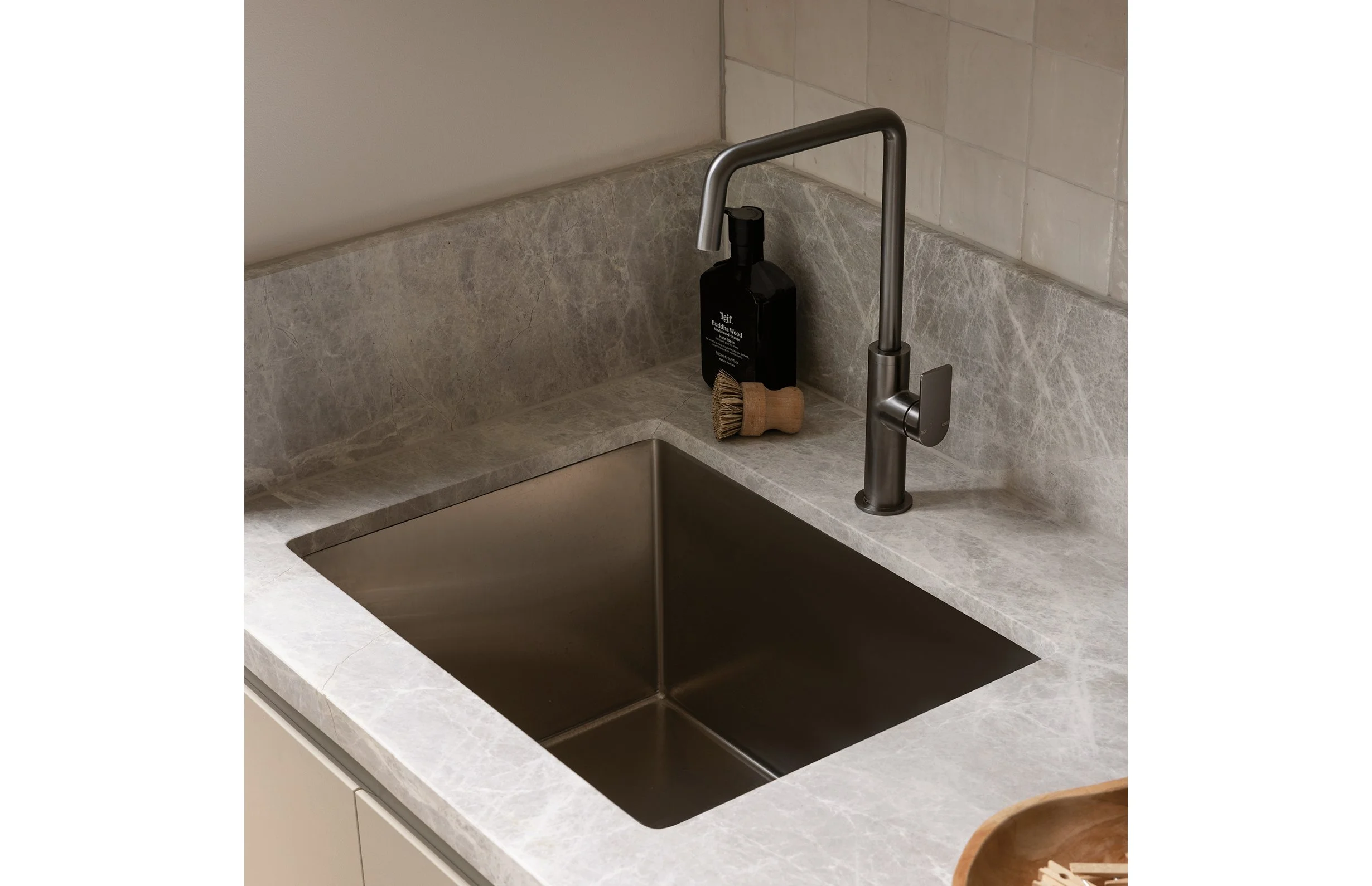 lifestyle_115-7300-31_310-1002-51_Mekko_Sink_Mixer_4000_Series_Sink_RGB.jpg