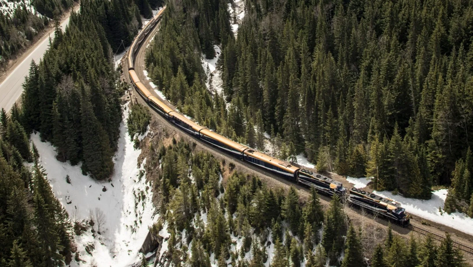 rocky-mountains-train-journey-canada-1-689e6fa02a0ed-scaled.webp