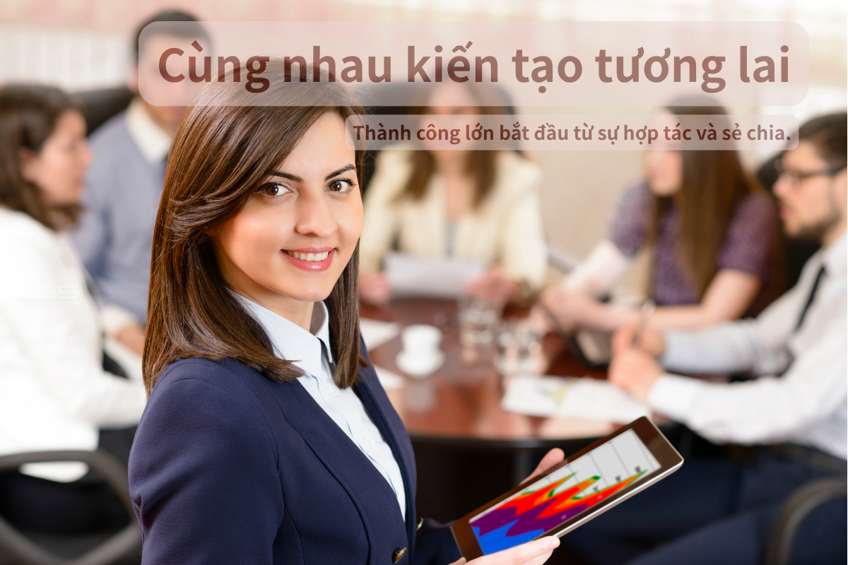 A woman holding a tablet while sitting at a meeting table with colleagues, with Vietnamese text overlayed on the image.