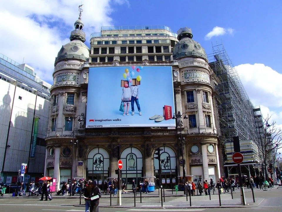 street-scene-digital-out-of-home-advertising-in-Paris.jpg