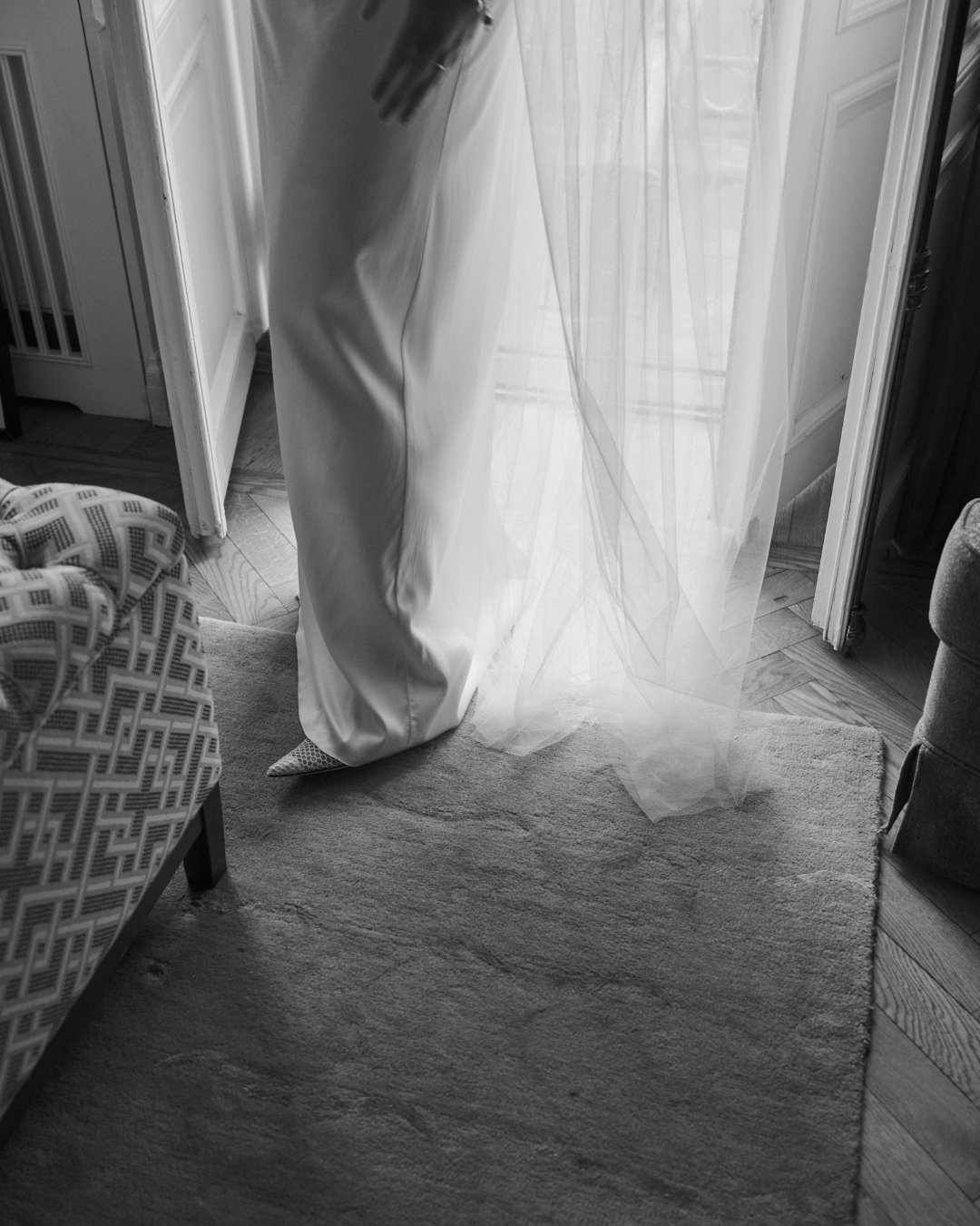 Emmy just standing there looking gorgeous ⚡🪩 

#bridalportraits #br&ouml;llopsfotografstockholm #documentaryphotography