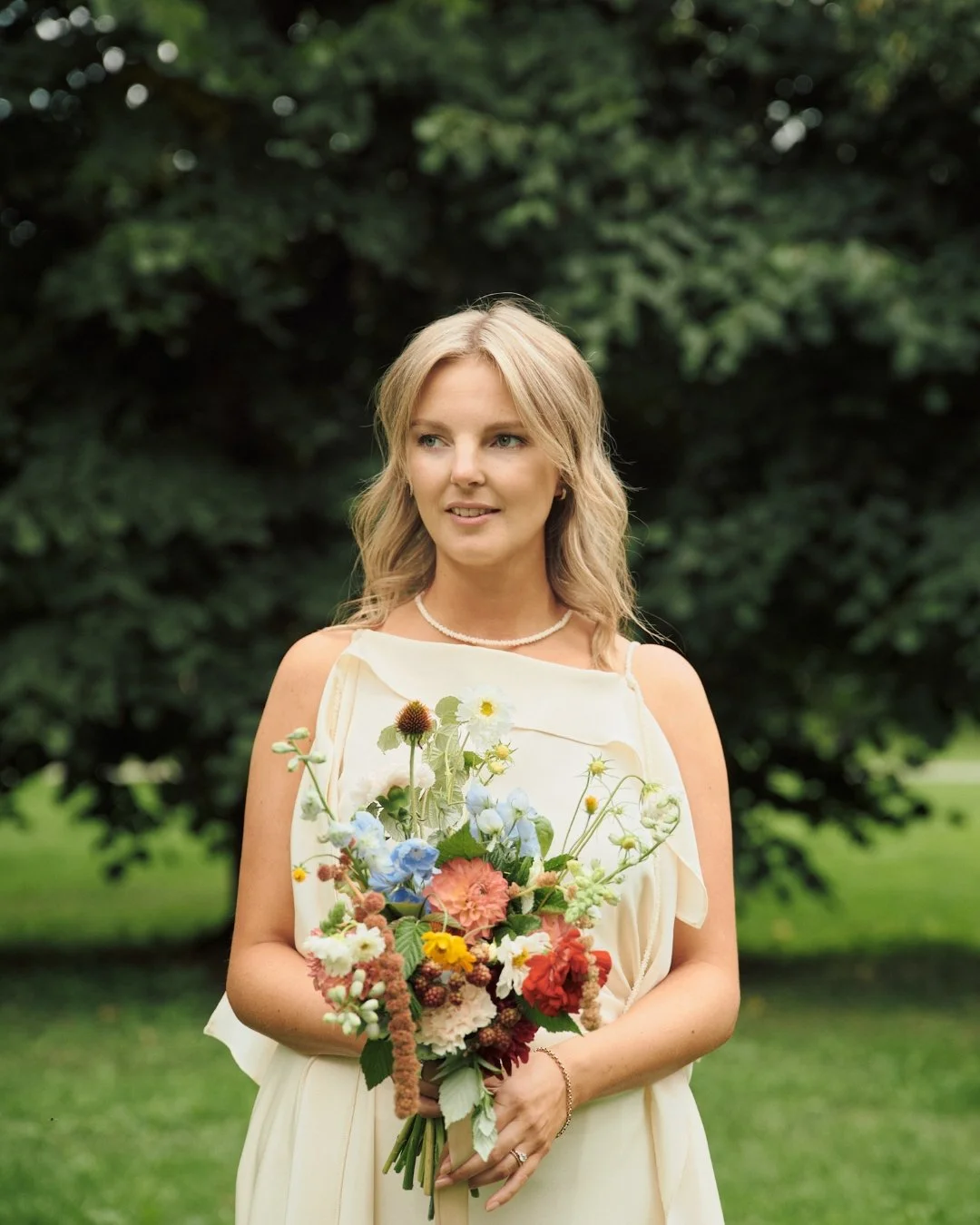 Sofia and her wedding bouquet 💐
