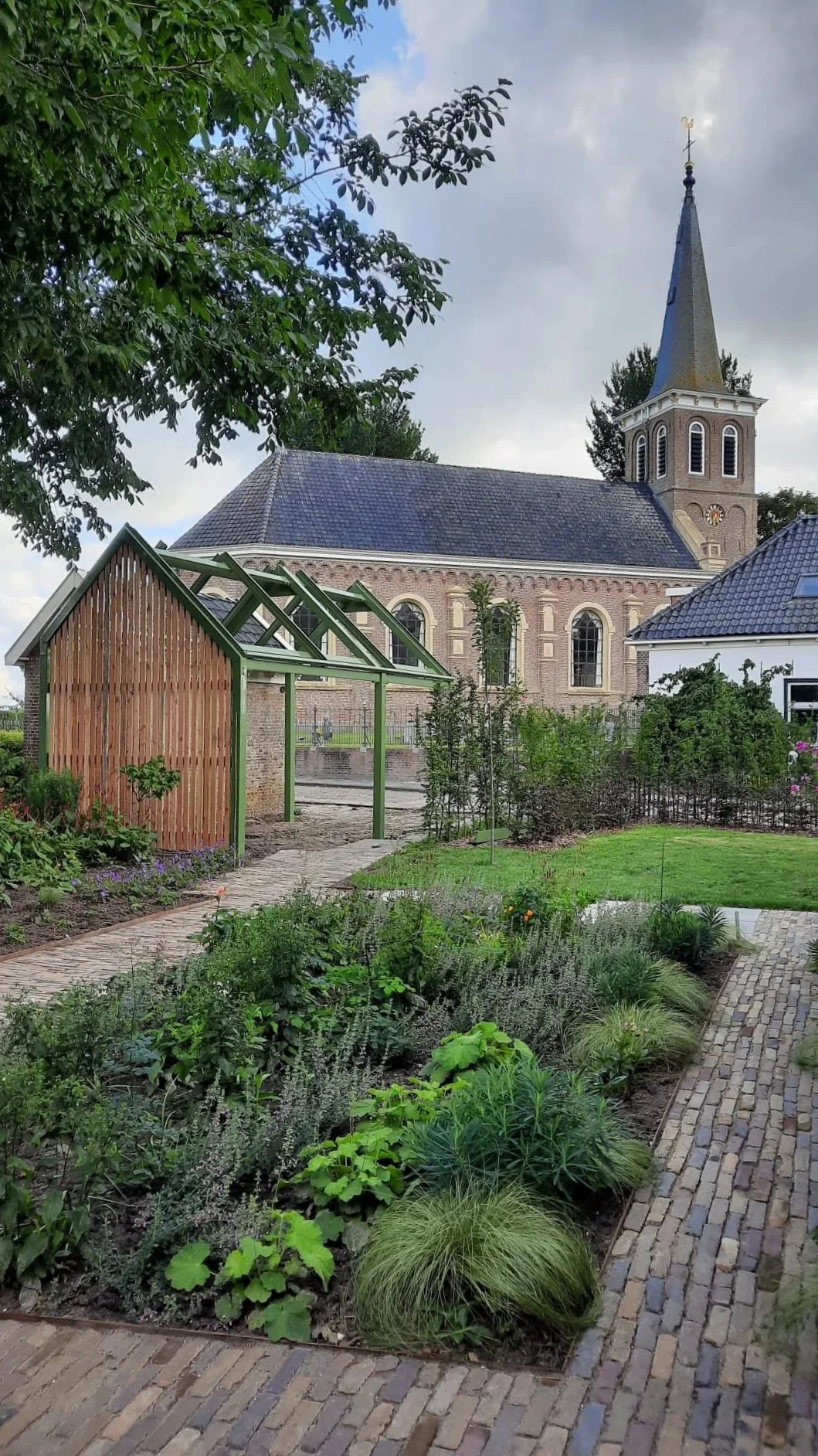 Carport design created with Nico Kloppenborg. Realized in 2025 by Mannen van Staal.
Photo by the owner before the solar panels were installed. Baaium, Friesland.