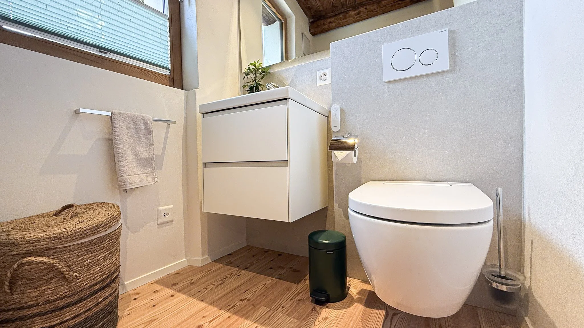 Small bathroom (7).jpg