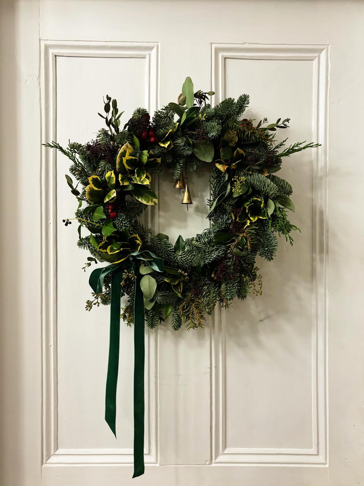 It&rsquo;s Christmas Eve 🎄

It felt like the right time to share this wreath, made a few weeks ago at @brocanteivyjoan&rsquo;s stunning, candlelit workshop &mdash; crafted with foraged goodness and in lovely company &hearts;️

Merry Christmas Everyo