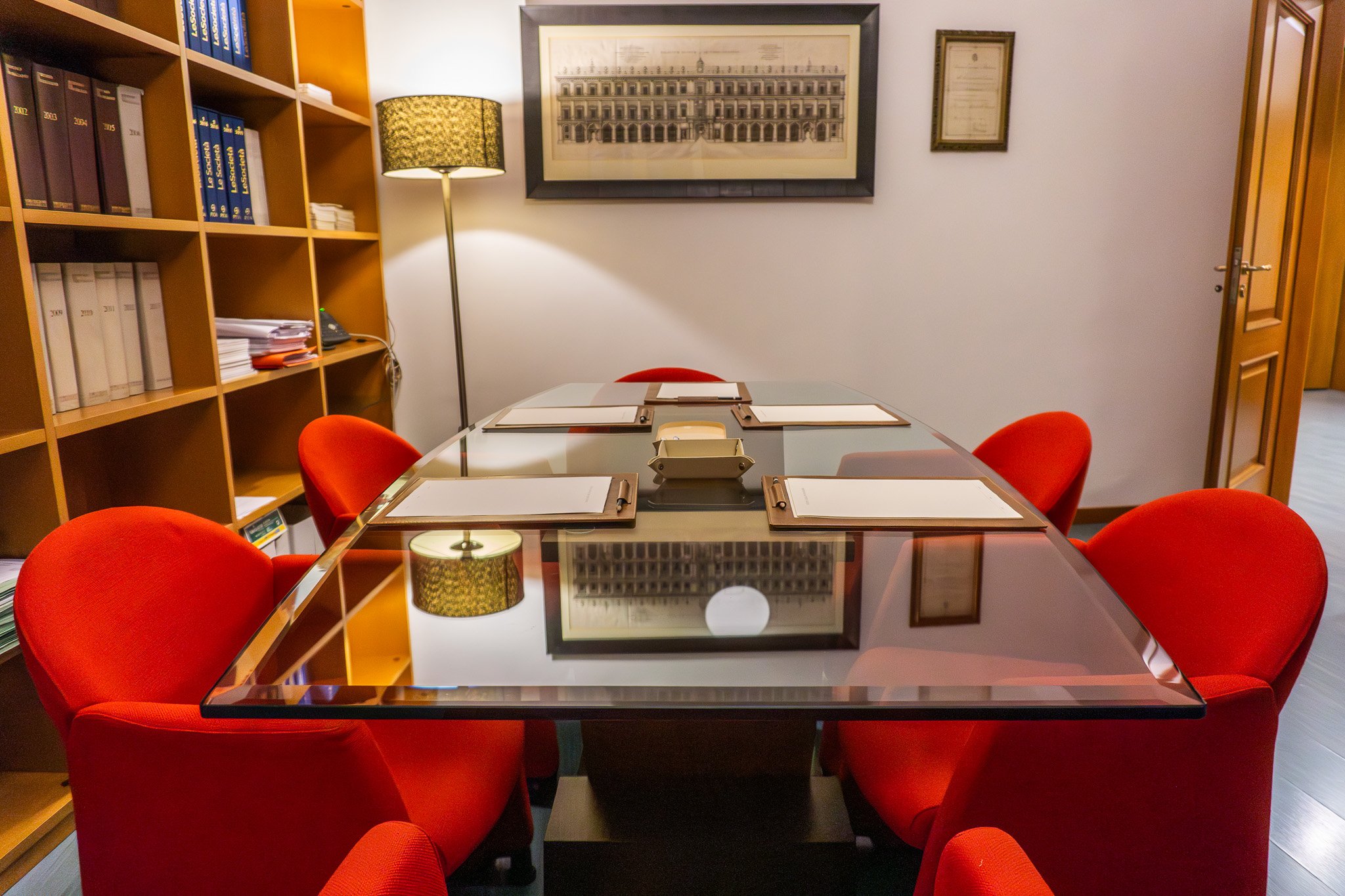 Sala riunioni e interni dello Studio Legale De Cristofaro a Napoli.