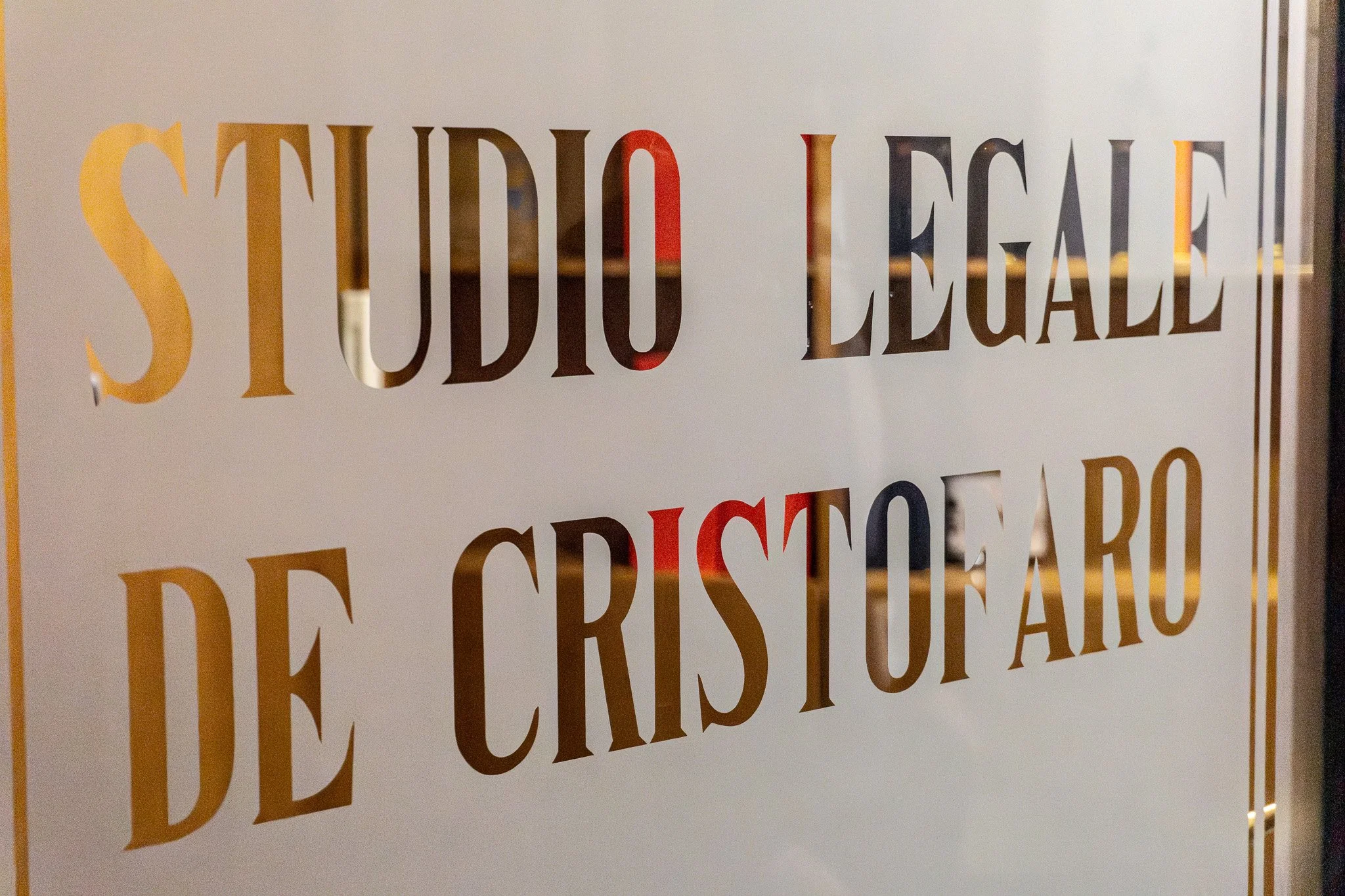 Insegna Studio Legale De Cristofaro su vetro all’ingresso dello studio