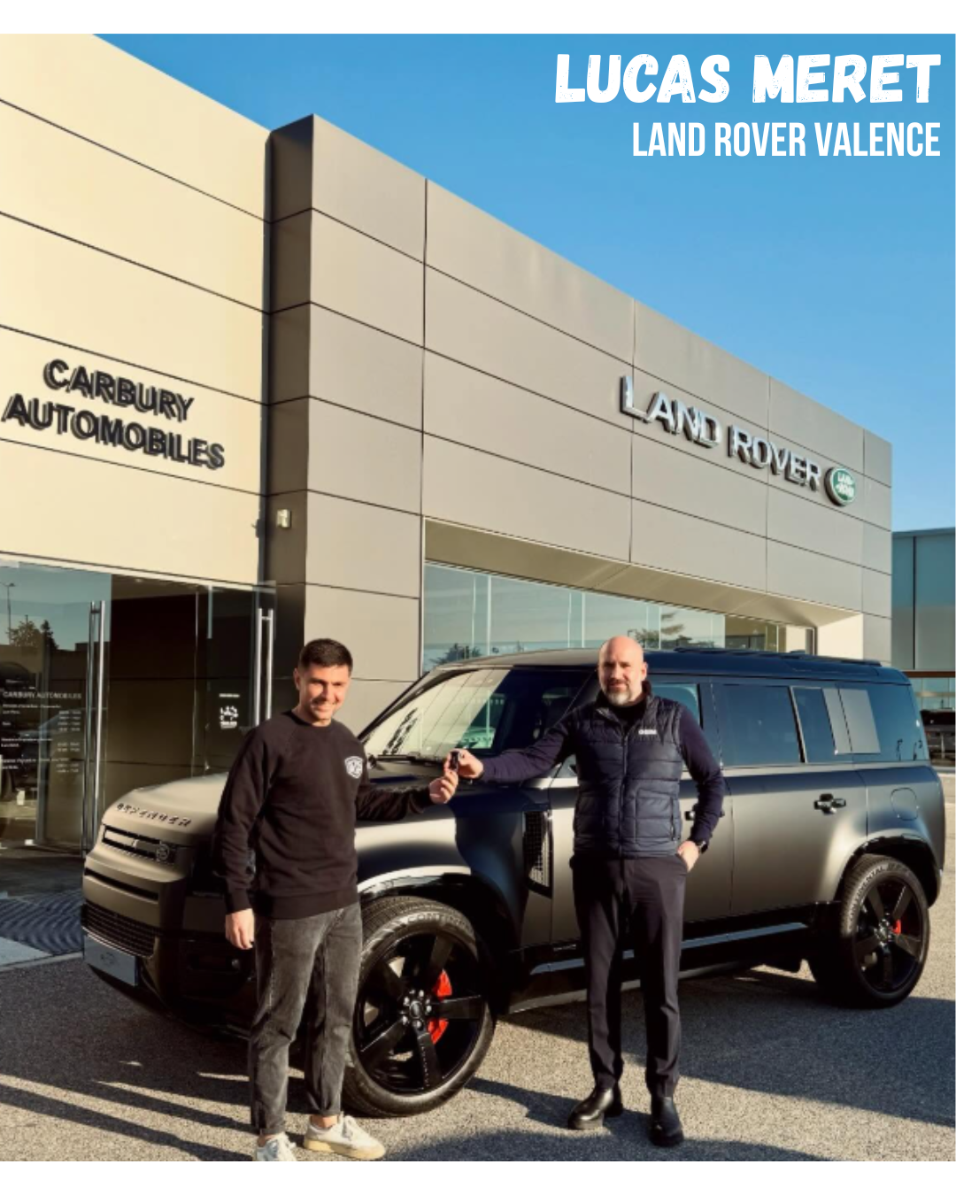 Lucas Méret récupère son véhicule Land Rover noir devant un bâtiment Land Rover Valence.