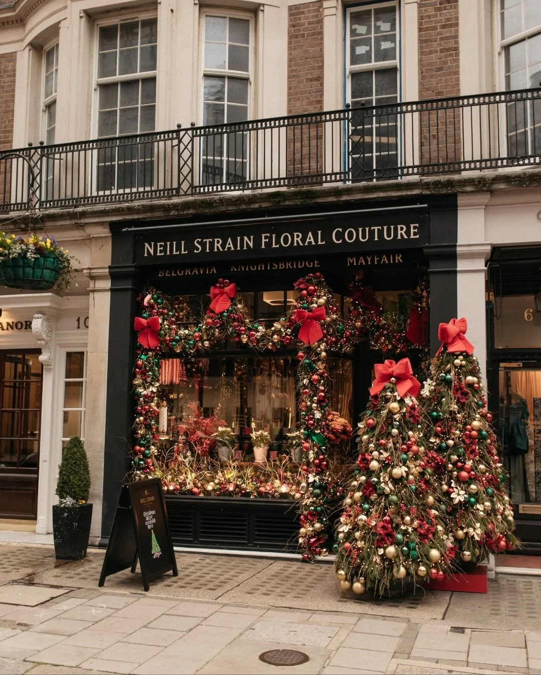 @neillstrain Mayfair storefront with beautiful details 🎄

#NeillStrainFloralCouture