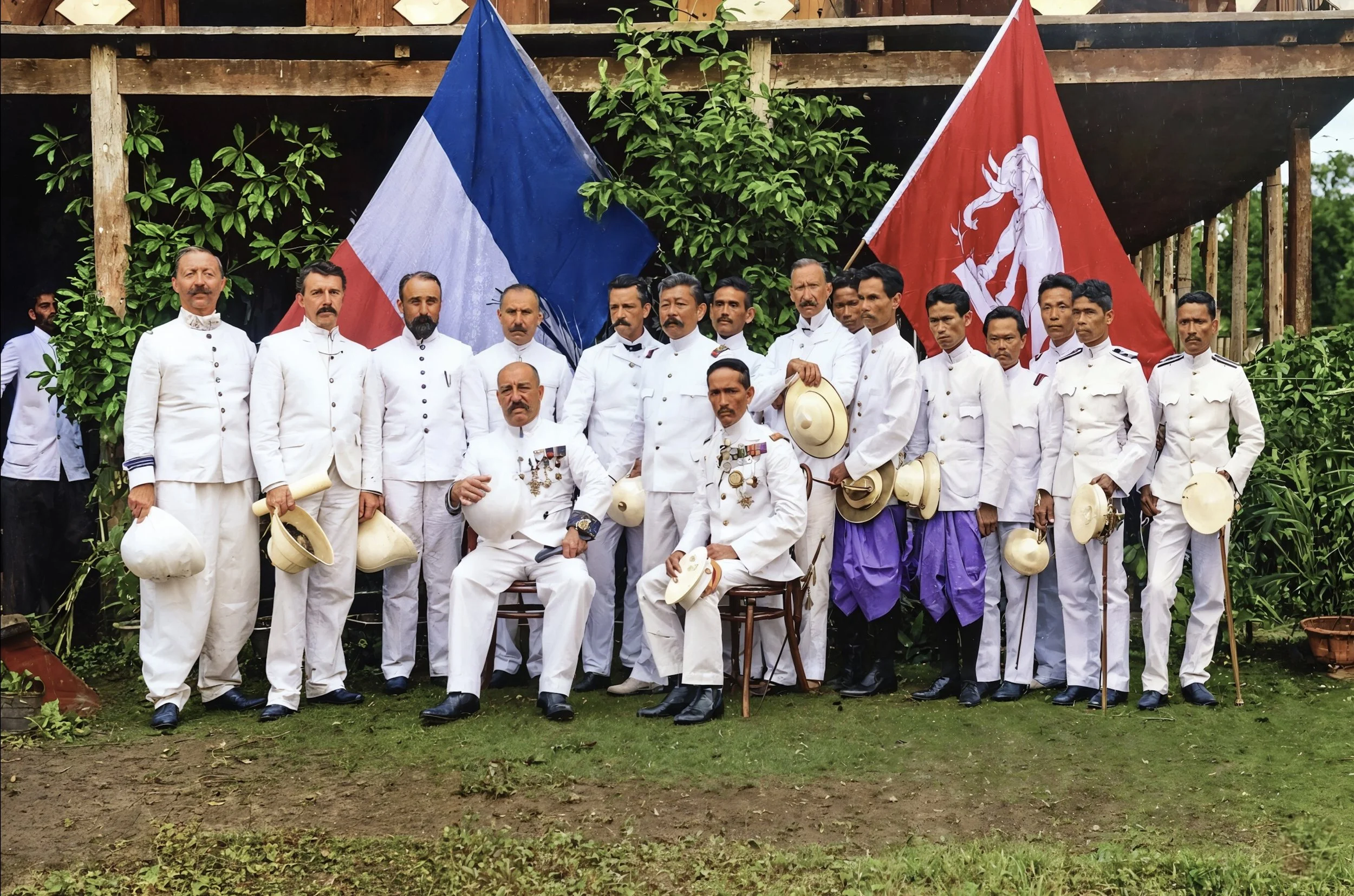 เครื่องแต่งกายพิธีการในยุคล่าอาณานิคม: การส่งคืนเมืองตราดในปี พ.ศ. 2450