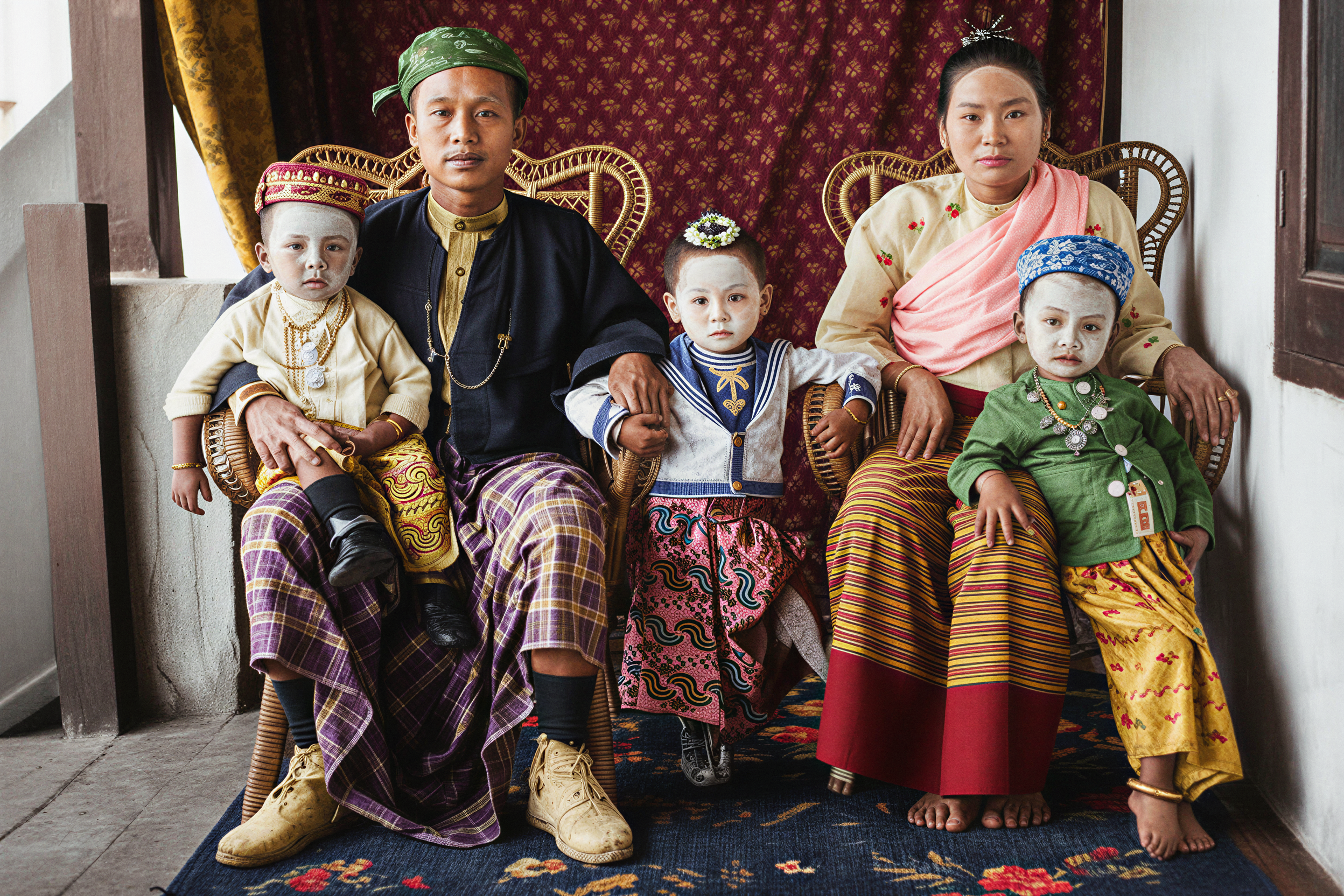 ฟื้นคืนชีพภาพถ่ายโบราณล้านนาในสีสัน: ภาพถ่ายของหลวงอนุสารสุนทรกิจผ่านการลงสีด้วย AI