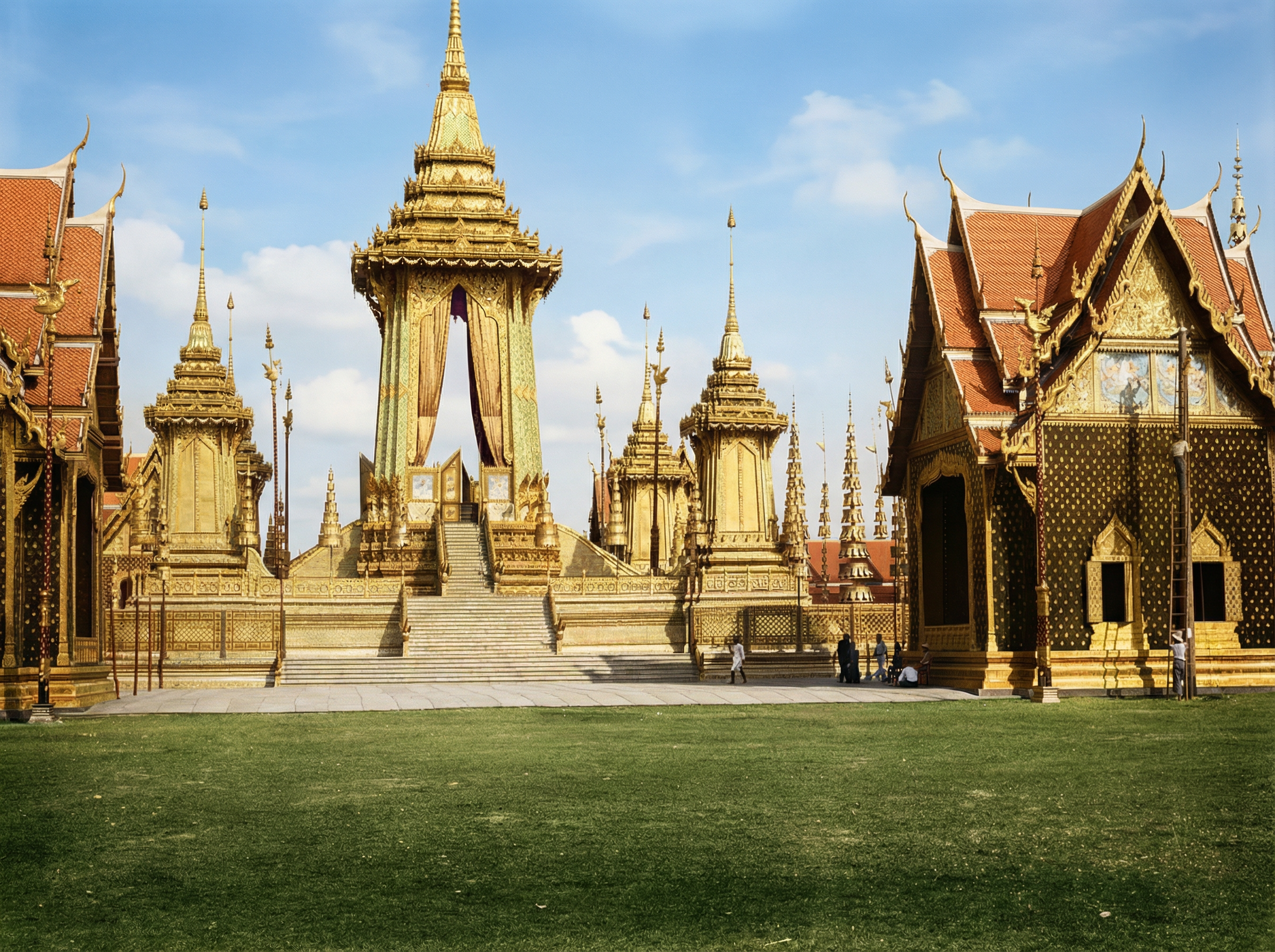 การเตรียมงานพระราชพิธีถวายพระเพลิงพระบรมศพ พระบาทสมเด็จพระจุลจอมเกล้าเจ้าอยู่หัว รัชกาลที่ ๕ โดยแสดงให้เห็นการจัดเตรียม พระเมรุมาศทรงบุษบก ณ ท้องสนามหลวง