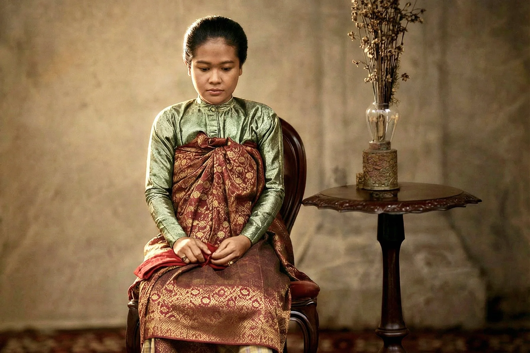 เจ้าจอมตนกูสุเบีย: ชีวิตที่ถูกพัดพาโดยการเมือง อัตลักษณ์ทางศาสนา และผืนผ้าซองเก็ตแห่งโลกมลายู–สยาม