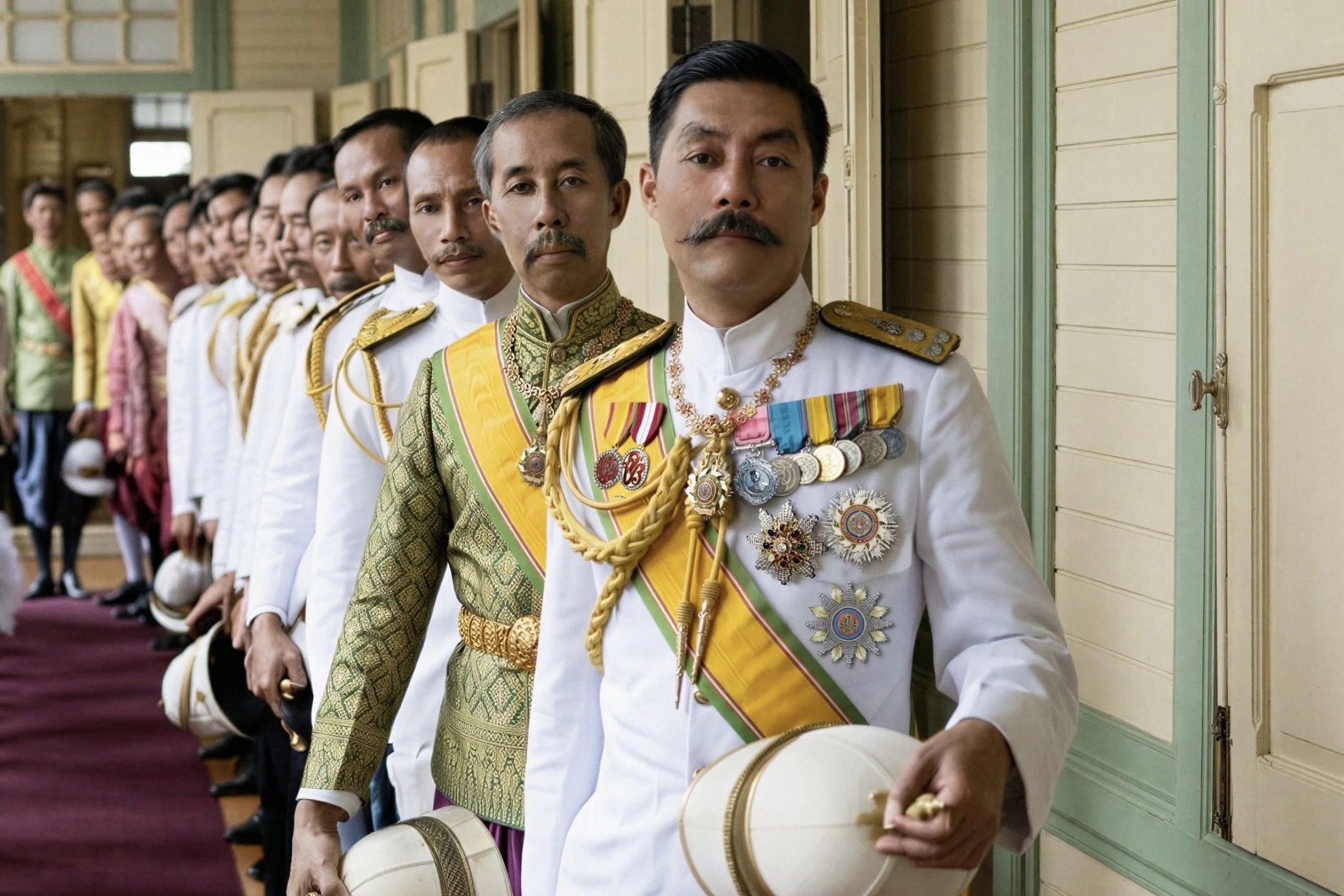 พระฉายาลักษณ์ของหมู่เจ้านายฝ่ายหน้า (ตอนที่ ๒) ขณะรอเฝ้าทูลละอองธุลีพระบาทรับเสด็จ พระบาทสมเด็จพระจุลจอมเกล้าเจ้าอยู่หัว เสด็จฯ กลับจากยุโรปครั้งที่ ๒