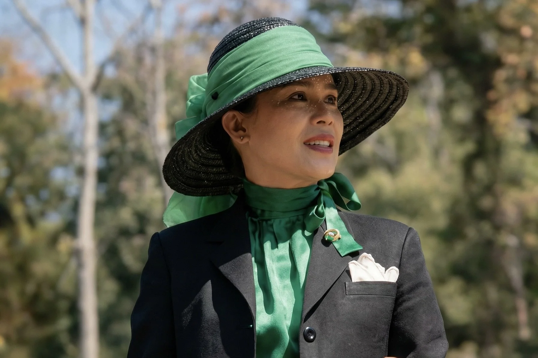 พระมาลาทรงเบรอตง (Breton hat) แบบขอบลาด (downturned brim)