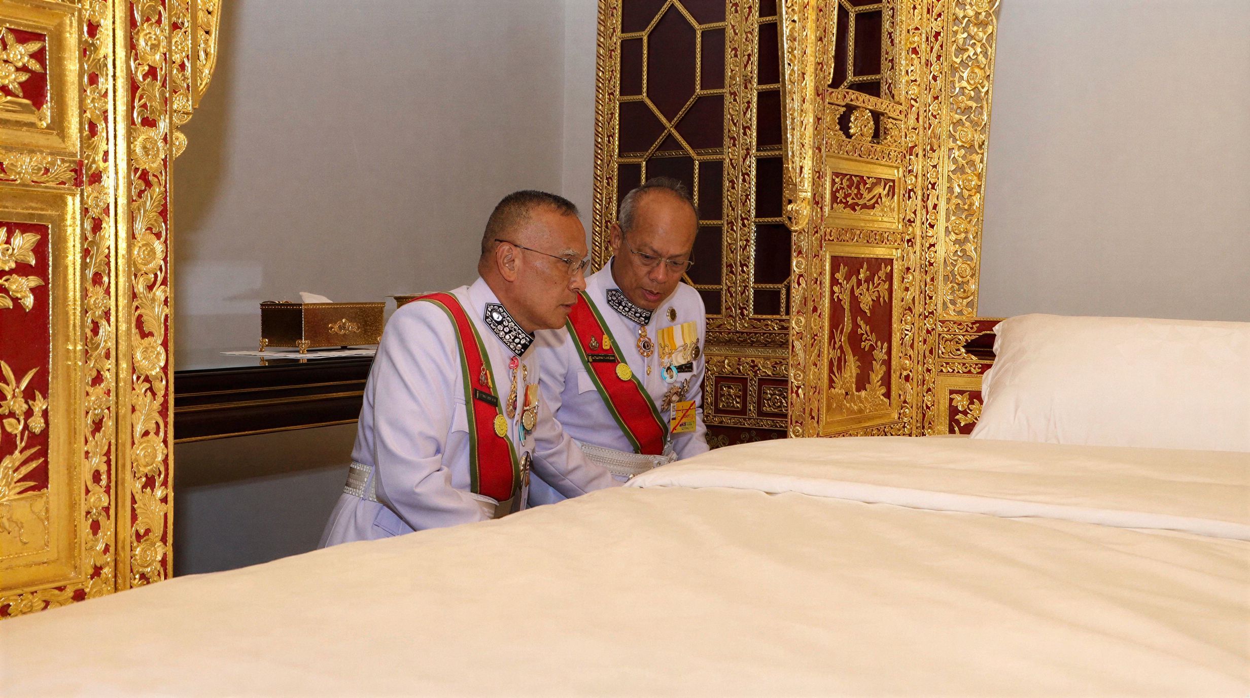 พระราชพิธีเฉลิมพระราชมณเฑียรการบรรทมเหนือพระแท่นราชบรรจถรณ์ในรัชกาลที่ ๑๐ (พุทธศักราช ๒๕๖๒) และความแตกต่างจากรัชกาลที่ ๙ (พุทธศักราช ๒๔๙๓)