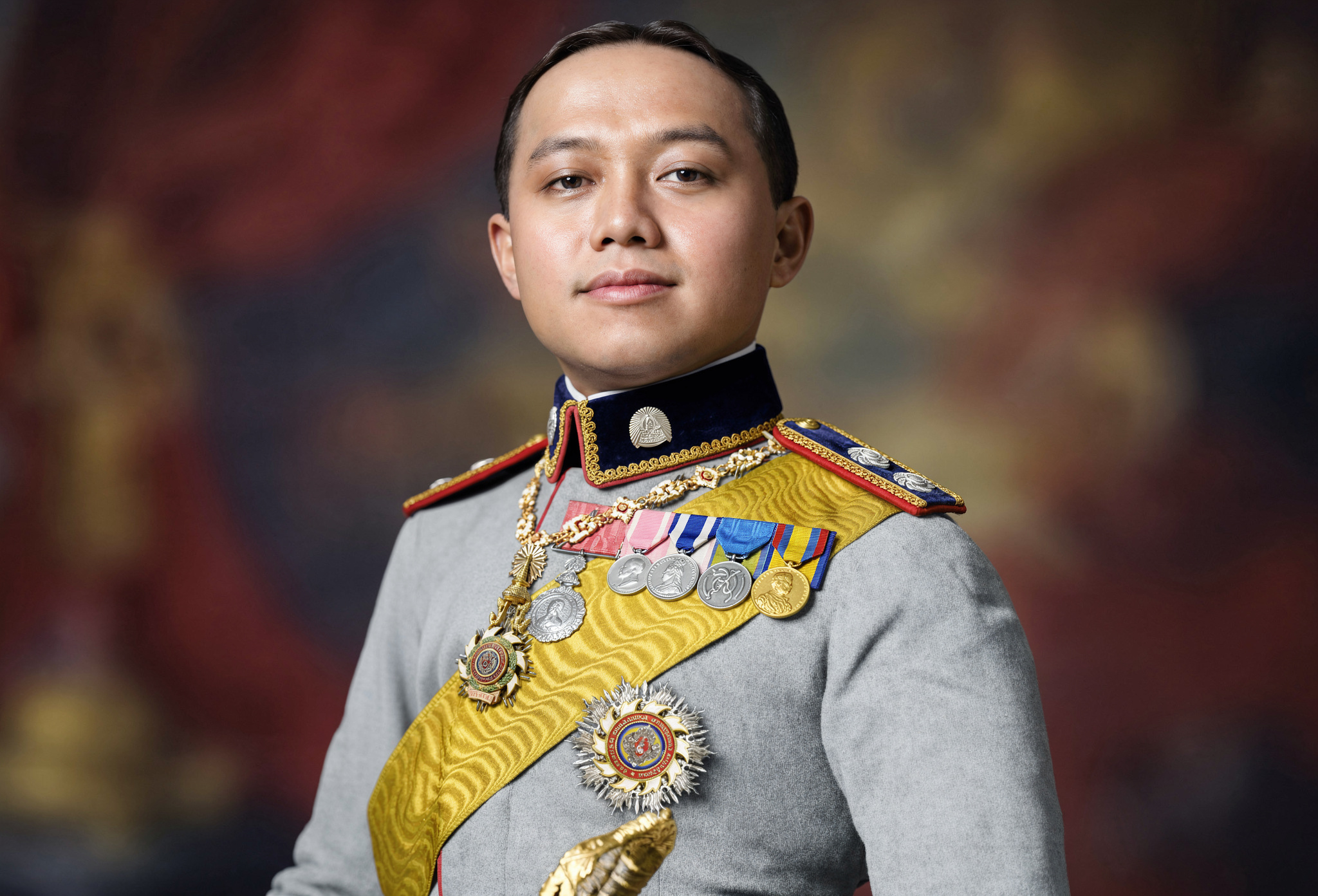 พระบาทสมเด็จพระมงกุฎเกล้าเจ้าอยู่หัว รัชกาลที่ ๖ เจ้าฟ้าจักรพงษ์ภูวนาถ กรมหลวงพิษณุโลกประชานาถ เครื่องแบบสีเทา ของกรมทหารมหาดเล็กราชวัลลภรักษาพระองค์