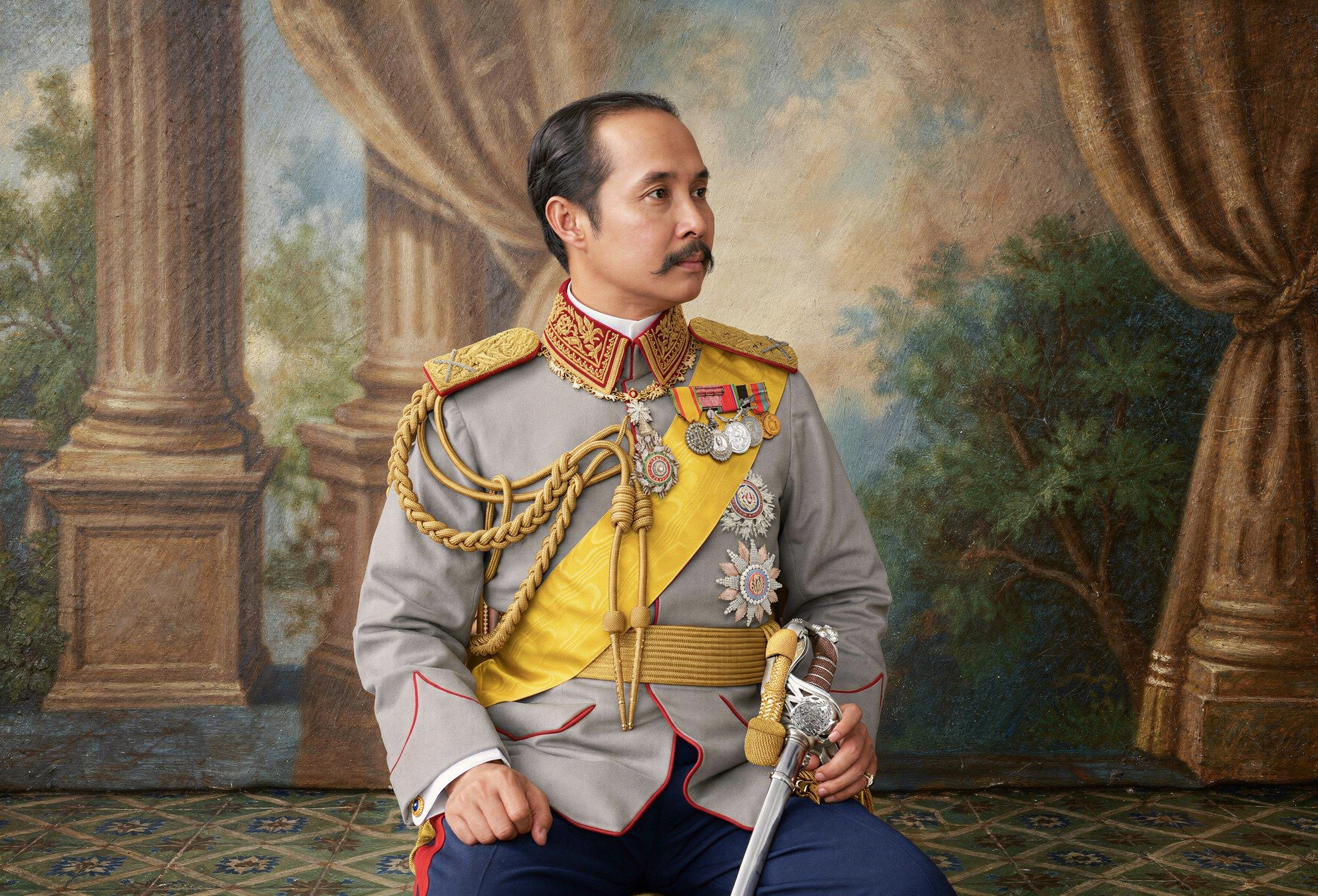 รัชกาลที่ ๕ ทรงฉลองพระองค์เครื่องแบบเต็มยศสีเทา