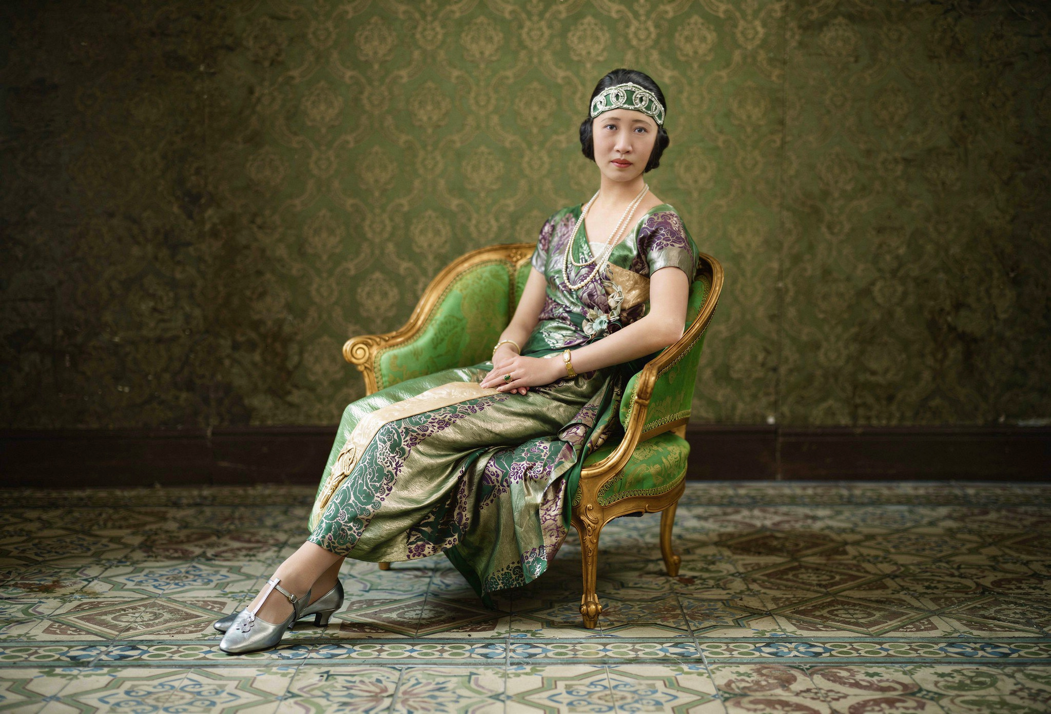 รัดเกล้าปักดิ้นเงินบนผ้ายก: ศิราภรณ์แบบ Bandeau ของมาดามเวลลิงตัน คู (Madame Wellington Koo) (ตอนที่ 2)