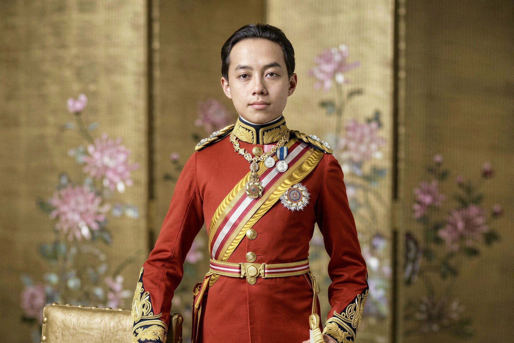 ฉลองพระองค์เครื่องแบบเต็มยศทหารมหาดเล็กราชวัลลภรักษาพระองค์