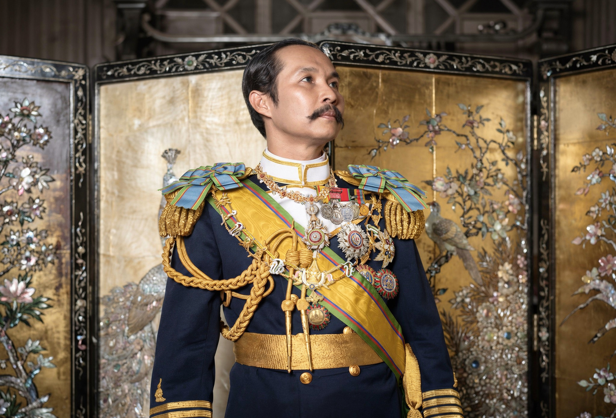 รัชกาลที่ ๕ ทรงฉลองพระองค์เต็มยศเครื่องแบบจอมพลเรือ