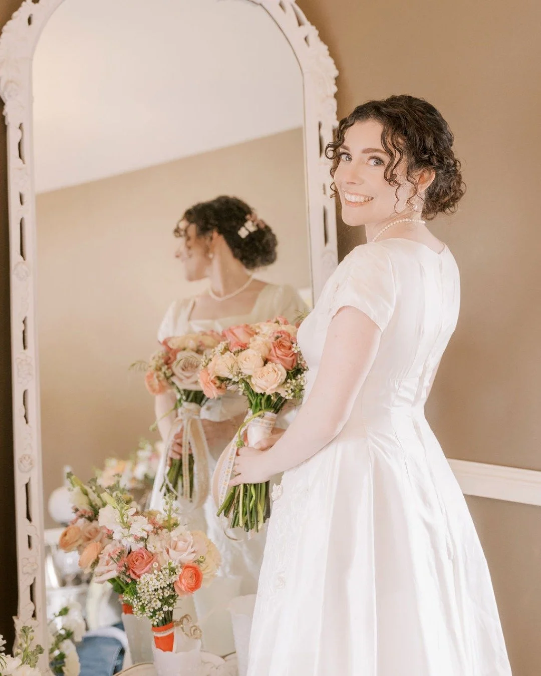 I love this part of the wedding morning.

Hair and makeup are done, the bouquet is finally in hand, and for the first time all day there&rsquo;s usually a quiet little pause where everything starts to feel real.

Not rushed. Not chaotic. Just excitem