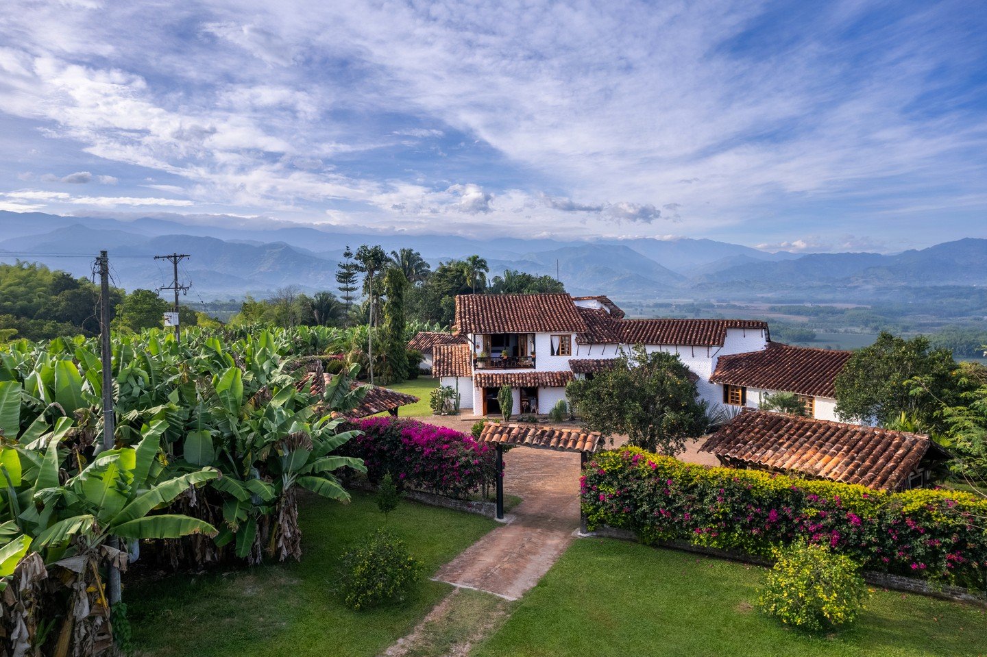 La bienvenida a nuestro refugio en el Quind&iacute;o comienza con una vista que te dejar&aacute; sin aliento. &iexcl;Prep&aacute;rate para una estancia llena de encanto y serenidad desde el primer paso! 🏡🌿✨ #Bienvenidos #SerenidadDesdeLaEntrada #Ri