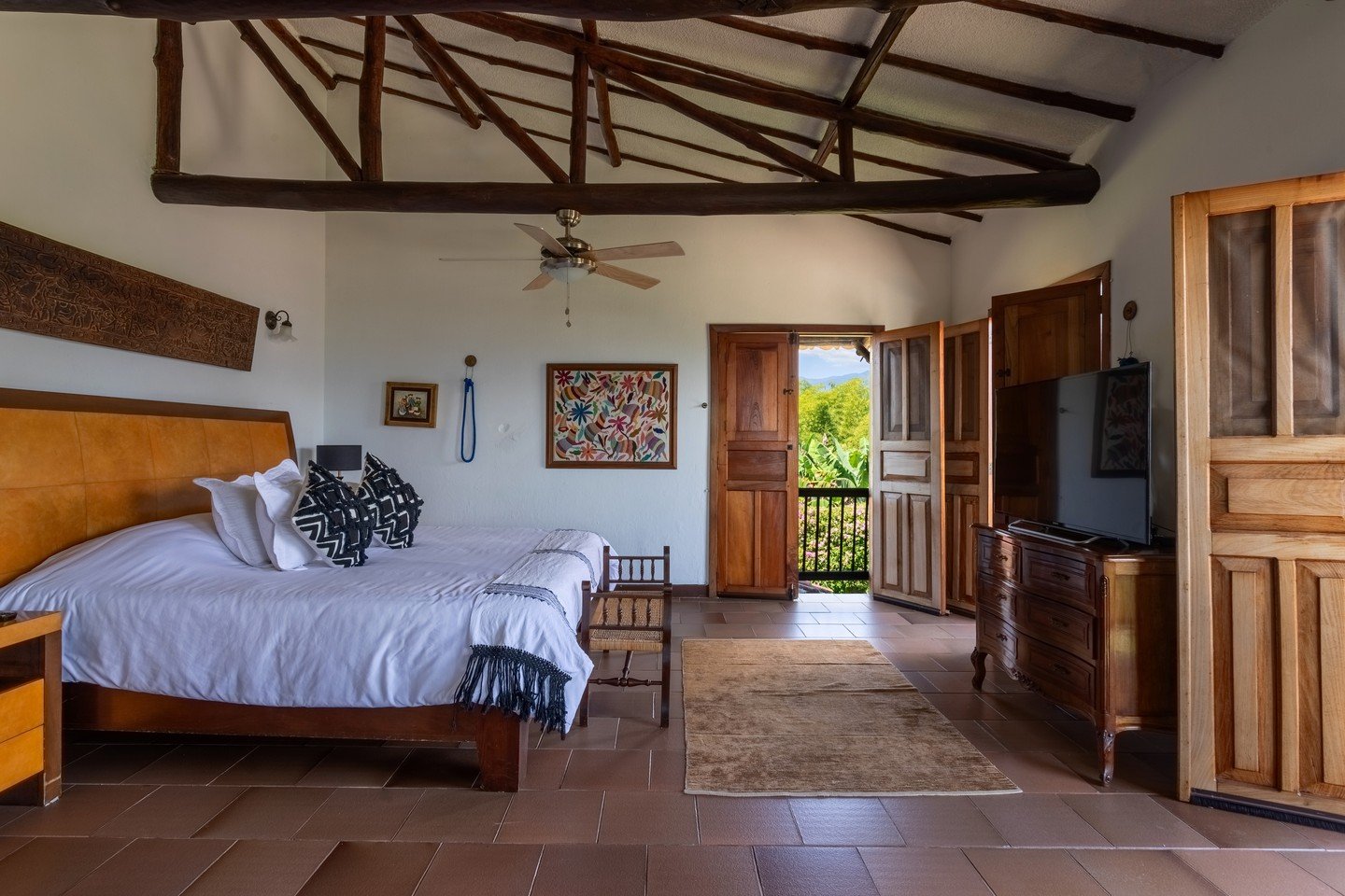 El cuarto principal, tu refugio de lujo, con la vista m&aacute;s impresionante del Valle Maravelez. Cada amanecer y atardecer te recordar&aacute; la belleza de la naturaleza. 🌄🏞️🛏️ #LujoConVistas #ValleMaravelez #SerenidadEnElDormitorio