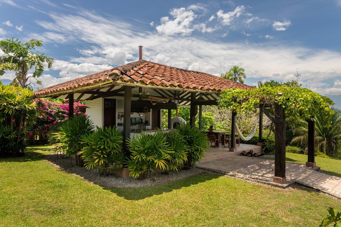 En nuestro jard&iacute;n, descubrir&aacute;s un rinc&oacute;n especial: un quiosco que te invita a relajarte y disfrutar al aire libre. &iquest;Listos para sumergirse en este oasis de tranquilidad? 🌿🏡☀️ #Jard&iacute;nM&aacute;gico #Relajaci&oacute;
