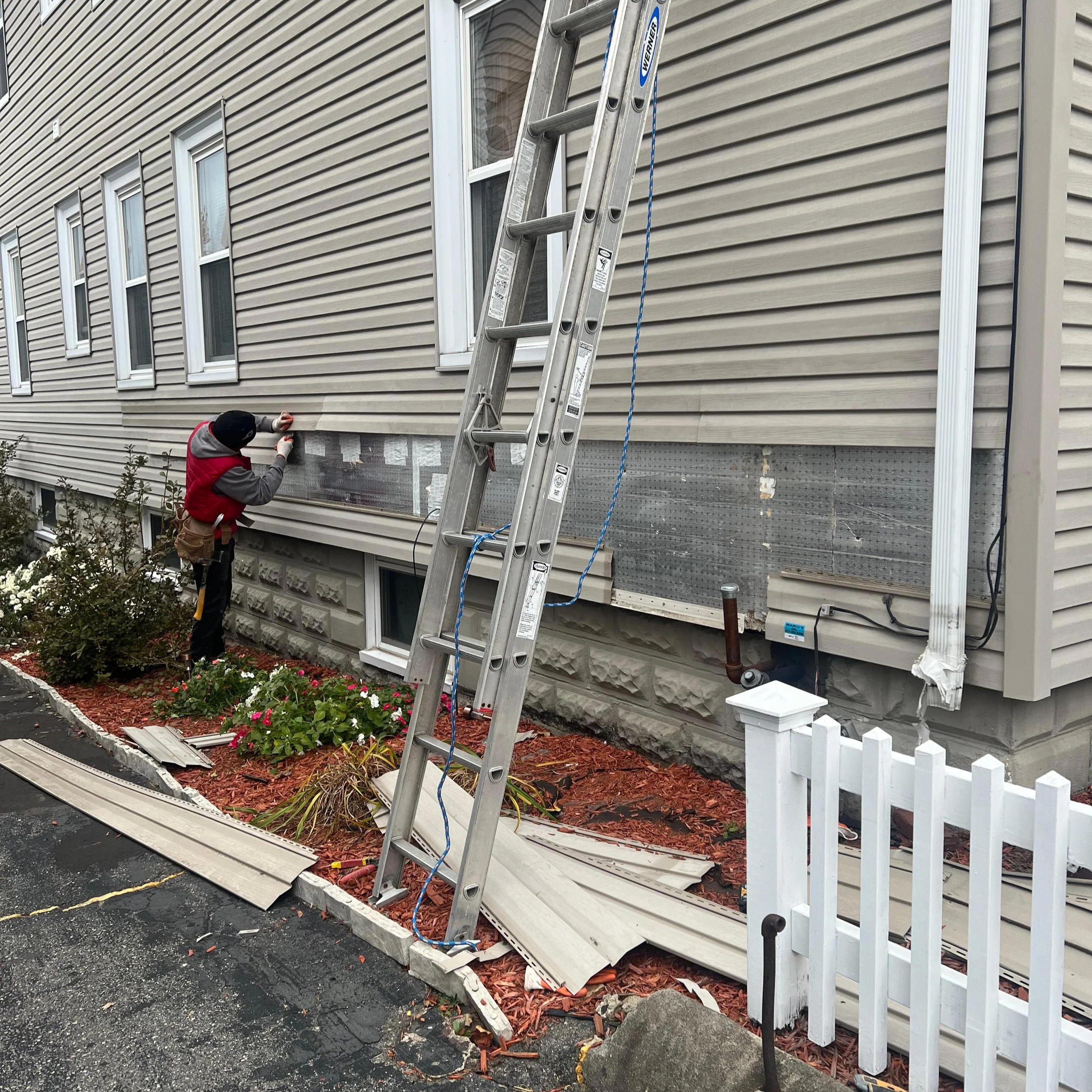 H&M PPR Professional repairing siding.