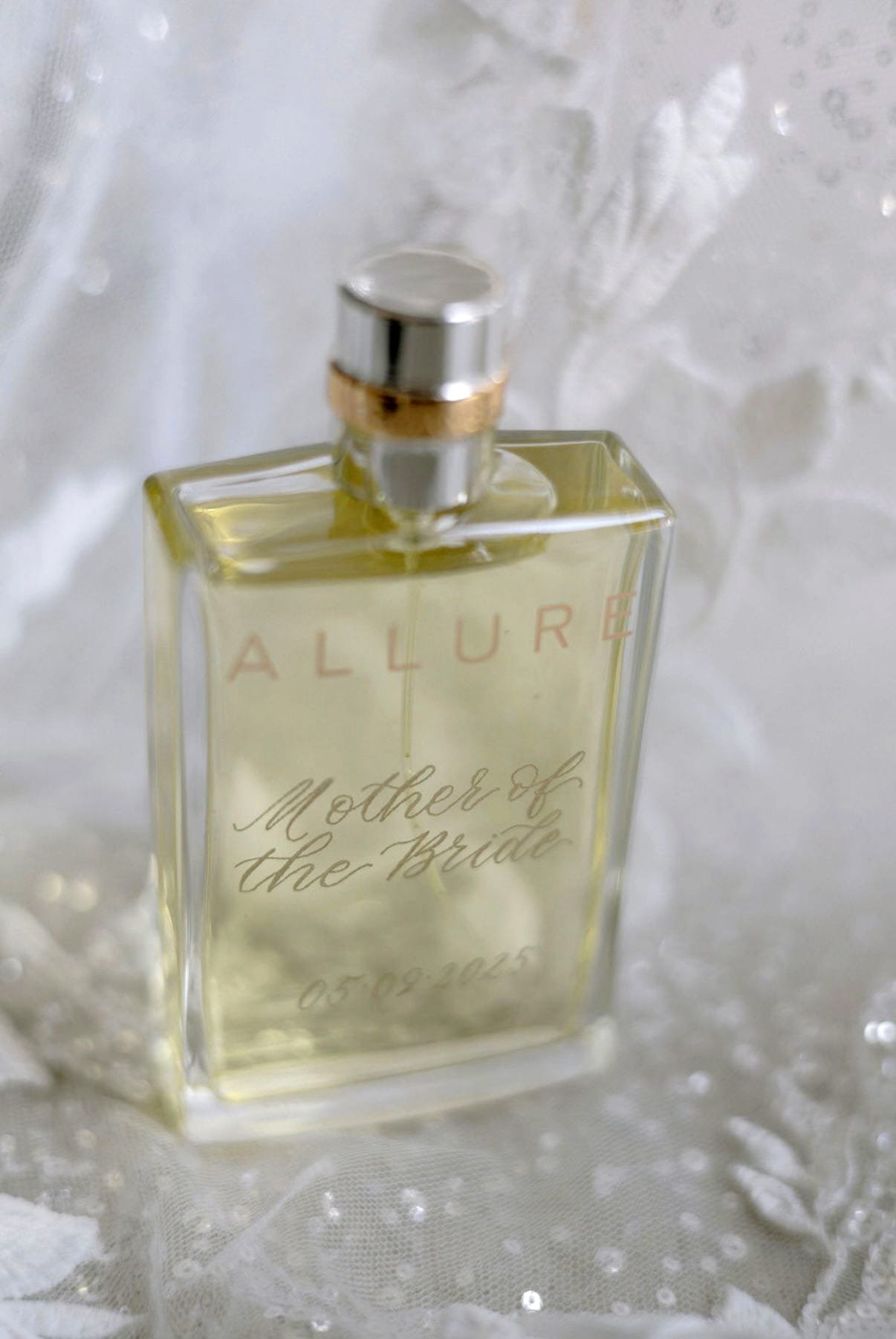 Engraved perfume bottle. Wedding.