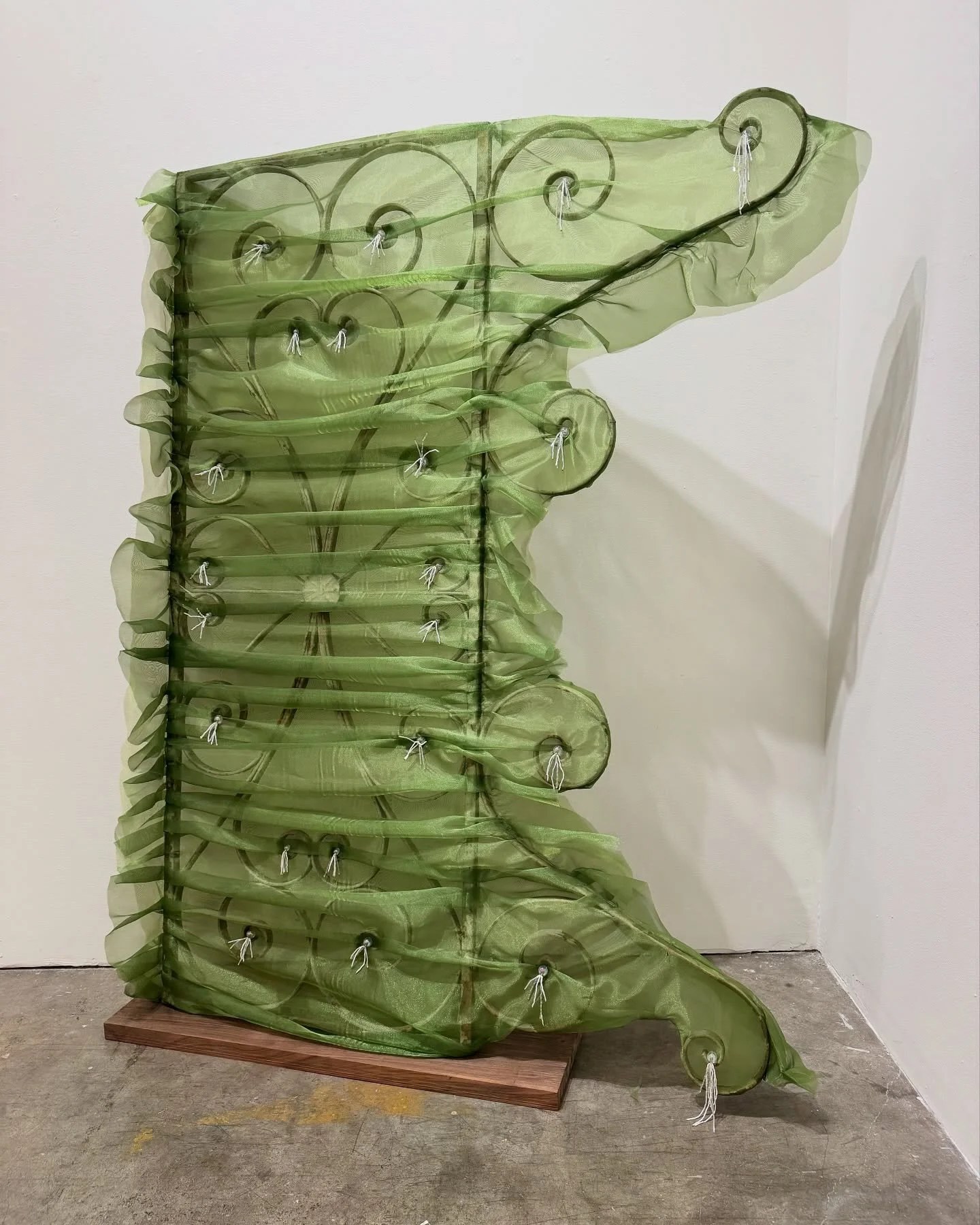 𝘿𝙖𝙮𝙙𝙧𝙚𝙖𝙢 𝙞𝙣 𝙂𝙧𝙚𝙚𝙣 
Wrought Iron Garden Gate, Hand Stitched Organza and Embellishment 

This month, there are two pieces on view in Portland that mark a turning point in my sculpture practice. 𝘿𝙖𝙮𝙙𝙧𝙚𝙖𝙢 𝙞𝙣 𝙂𝙧𝙚𝙚𝙣 was comple