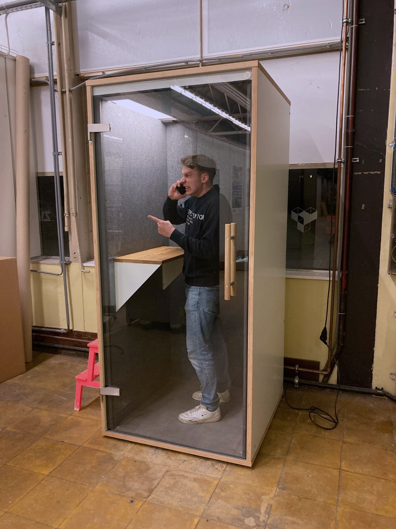 Vergadercabine in een kantoooromgeving