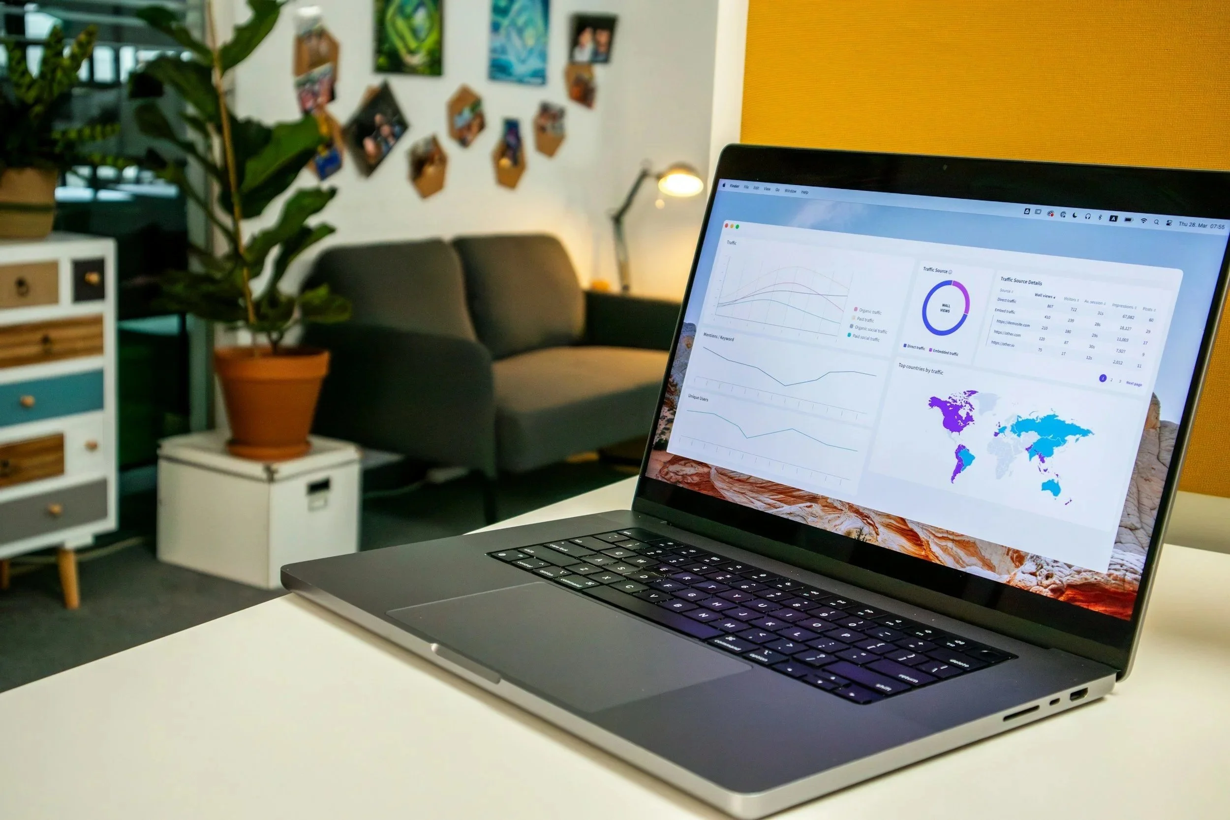 Laptop mostrando panel de análisis de marketing digital con métricas y gráficos para estrategia de PYMES.