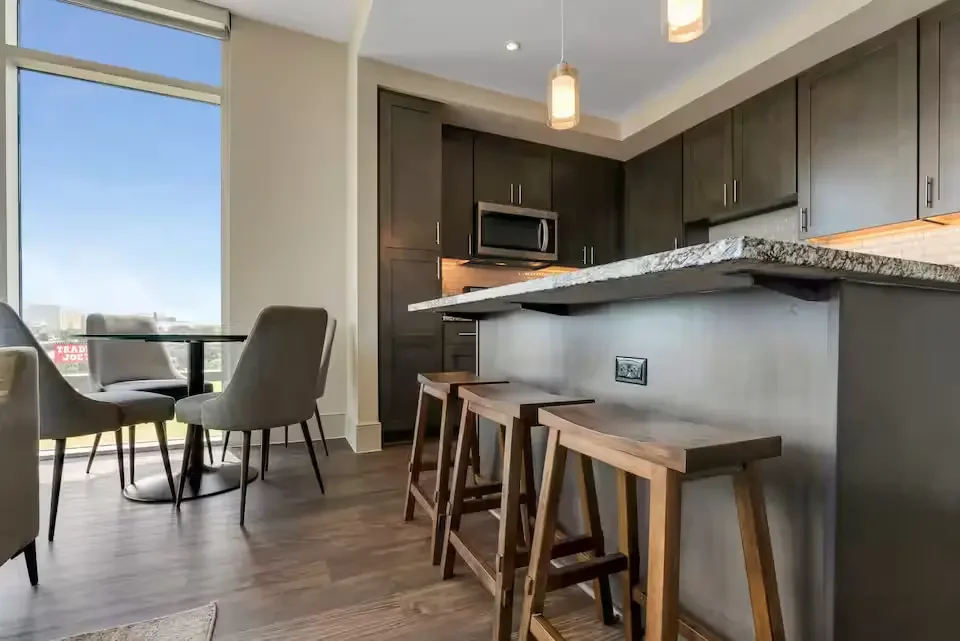 dallas-downtown-high-rise-apartment-9.webp