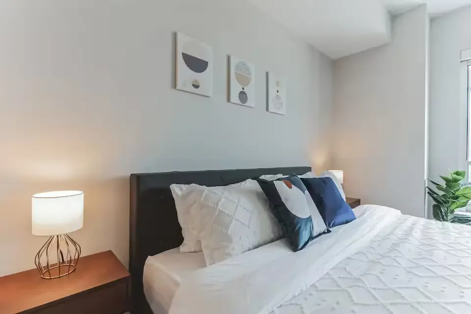 dallas-downtown-high-rise-apartment-6.webp