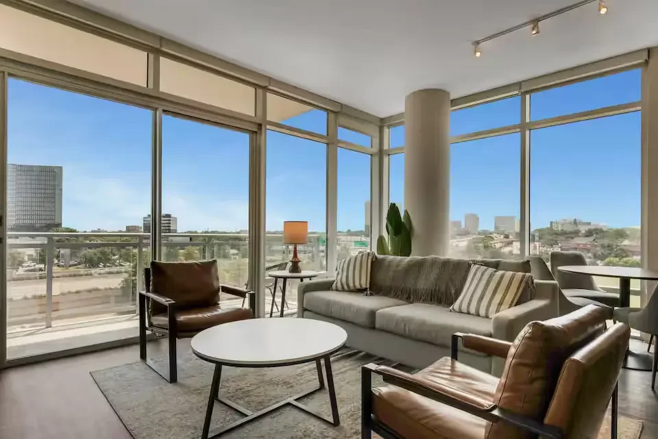 dallas-downtown-high-rise-apartment-3.webp