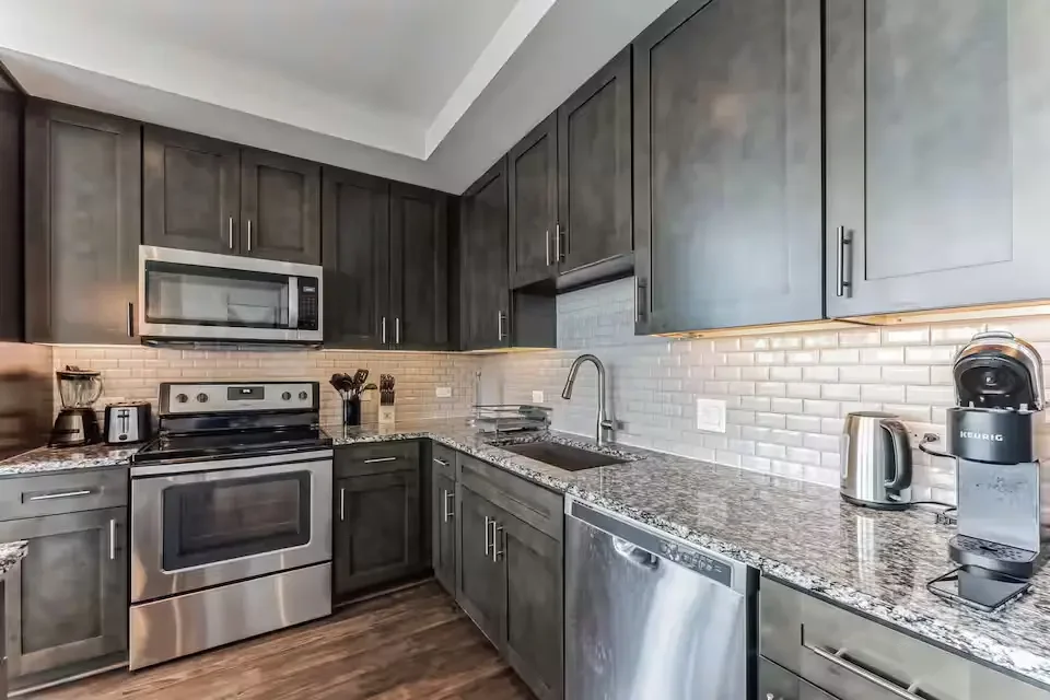 dallas-downtown-high-rise-apartment-20.webp