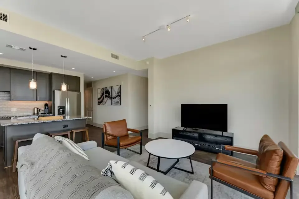 dallas-downtown-high-rise-apartment-2.webp